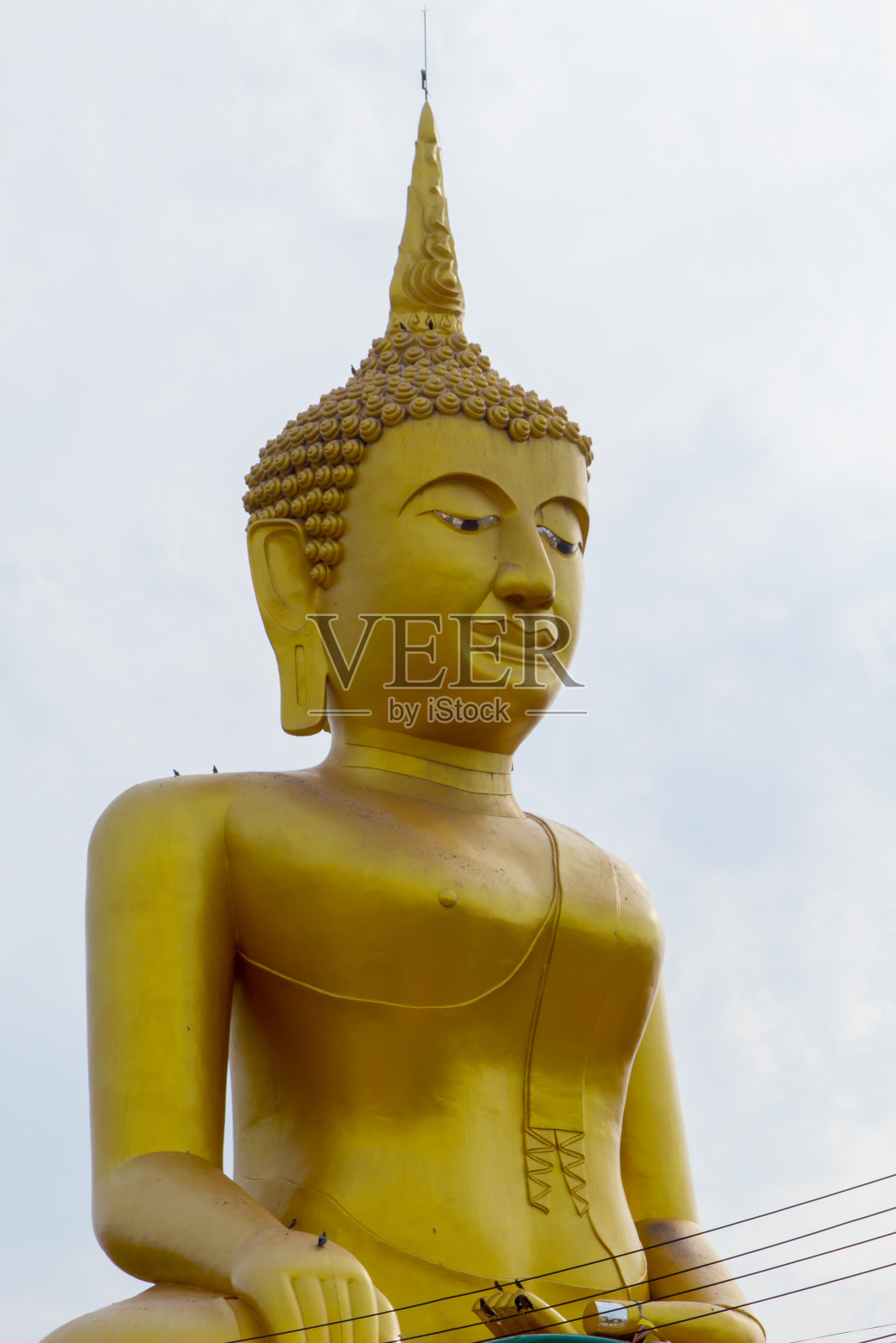 孔鲁阿寺的金色大佛。Phitsanulok,泰国。照片摄影图片