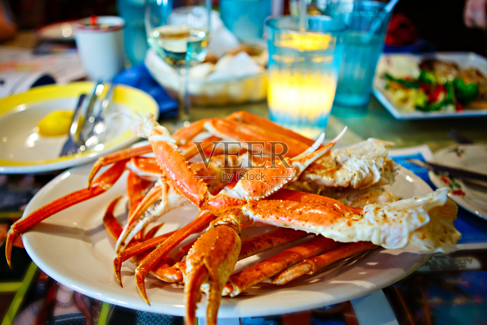 在基韦斯特或新奥尔良的餐厅里用盘子盛着蟹腿照片摄影图片
