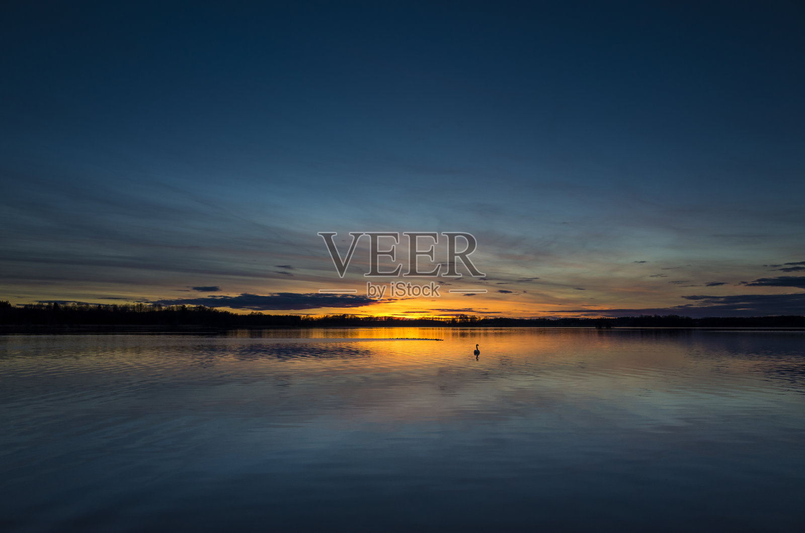 美丽的自然和风景照片的彩色日落在一个湖在瑞典照片摄影图片