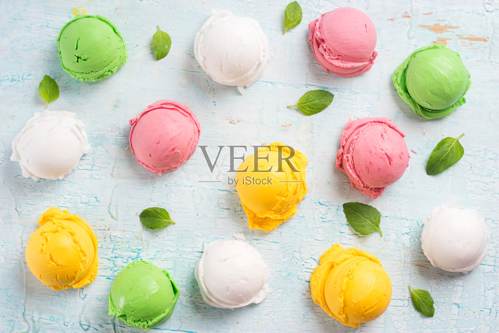 五颜六色的冰淇淋球。照片摄影图片