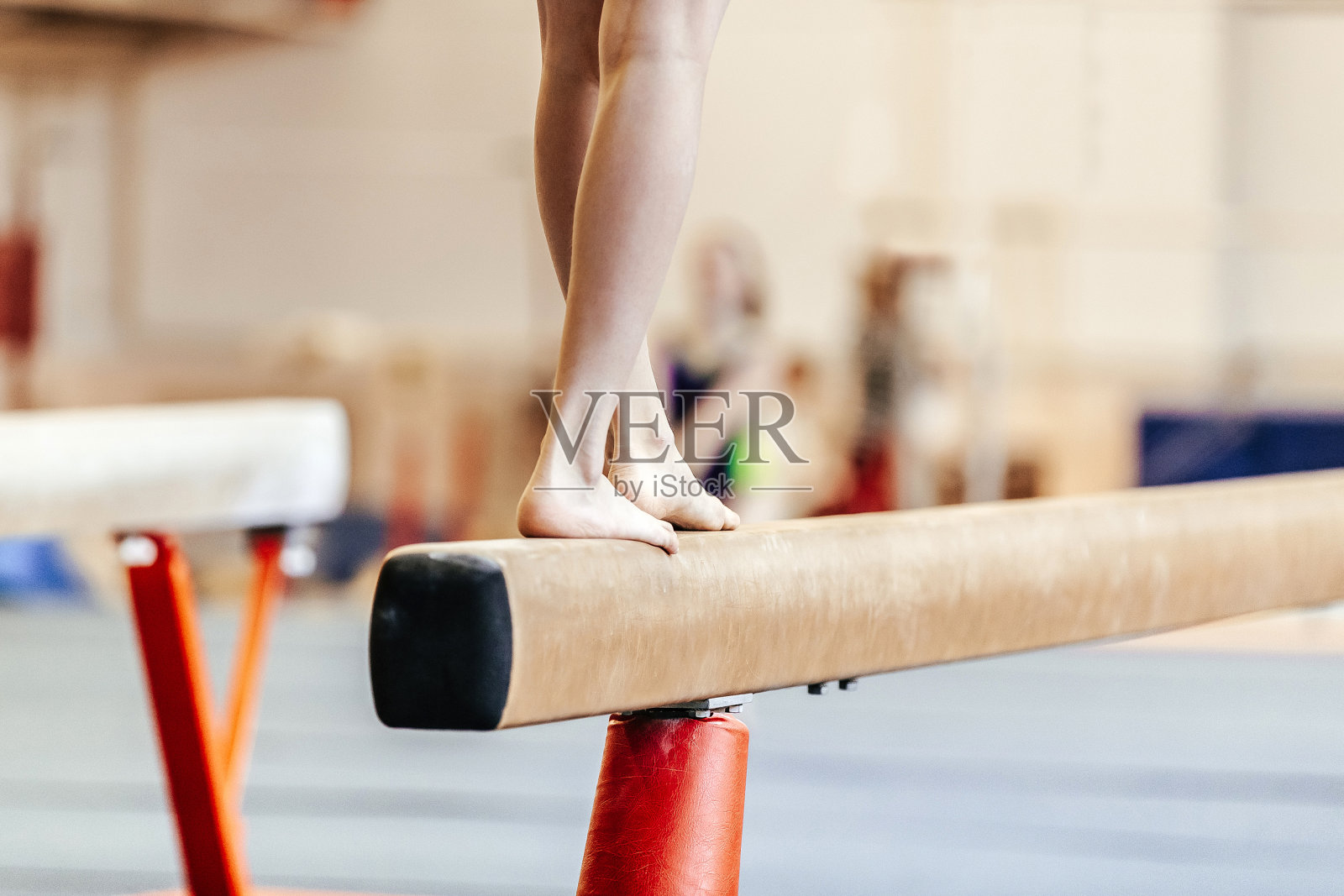 女子体操运动员在平衡木上练习照片摄影图片