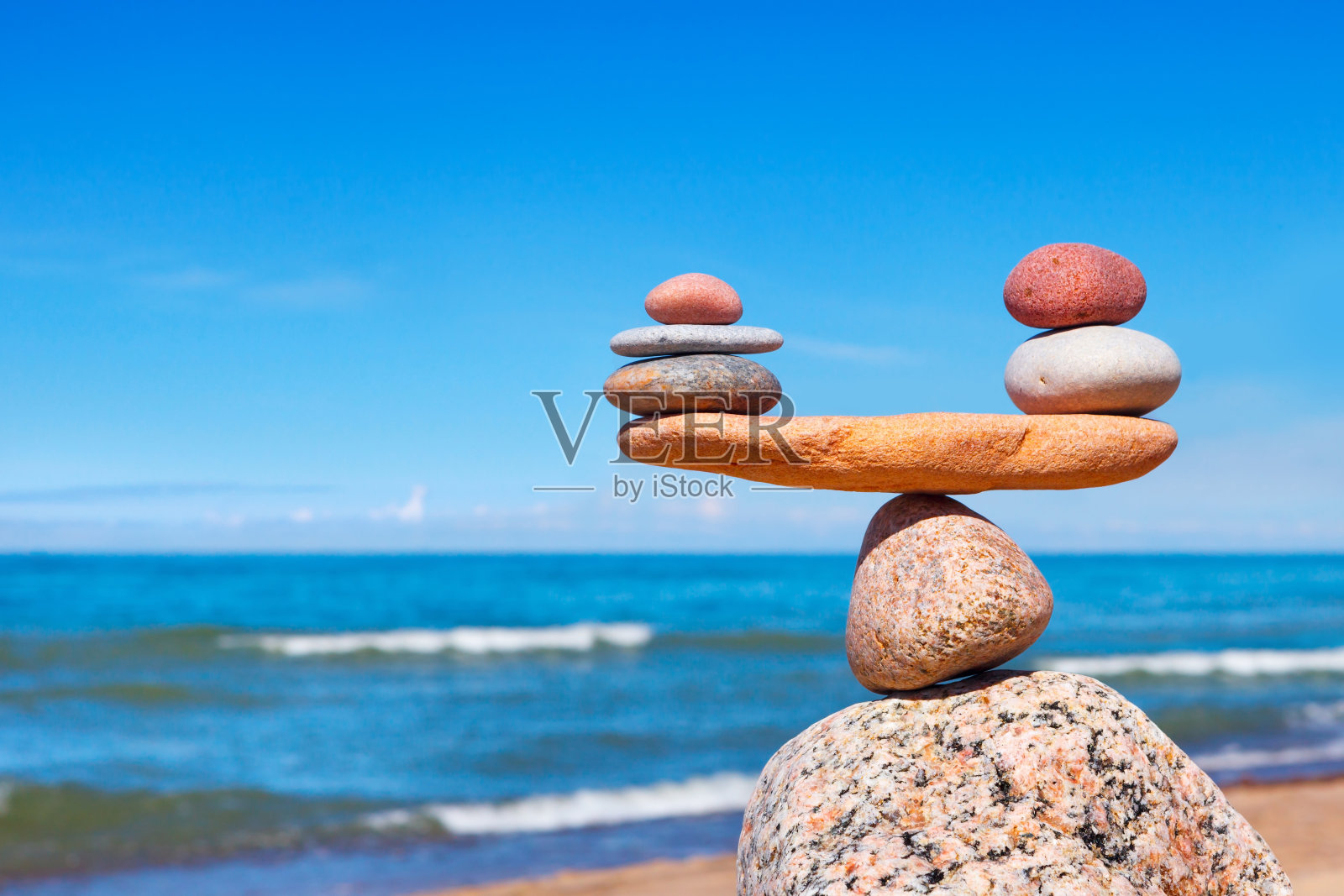 和谐与平衡的概念。用石头抵住海水。照片摄影图片