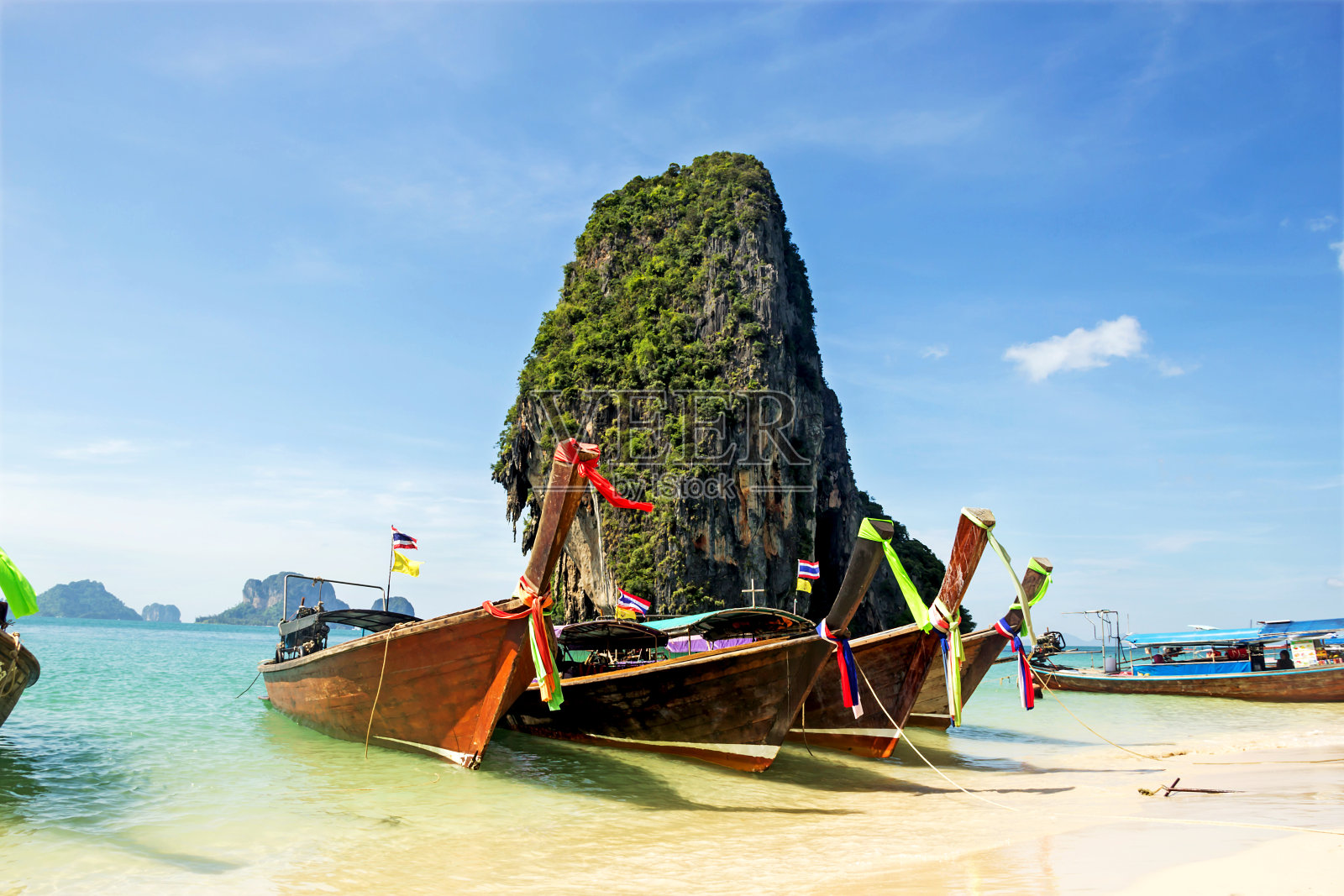 泰国甲米的拉伊雷海滩上的一艘小船。亚洲照片摄影图片
