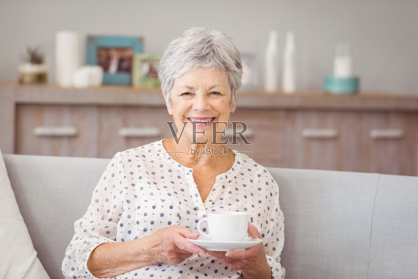 拿着咖啡杯的老妇人的肖像照片摄影图片