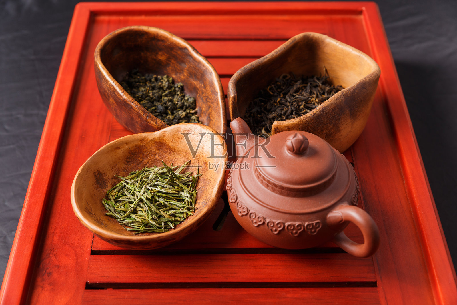 一套茶壶和茶中三种茶照片摄影图片