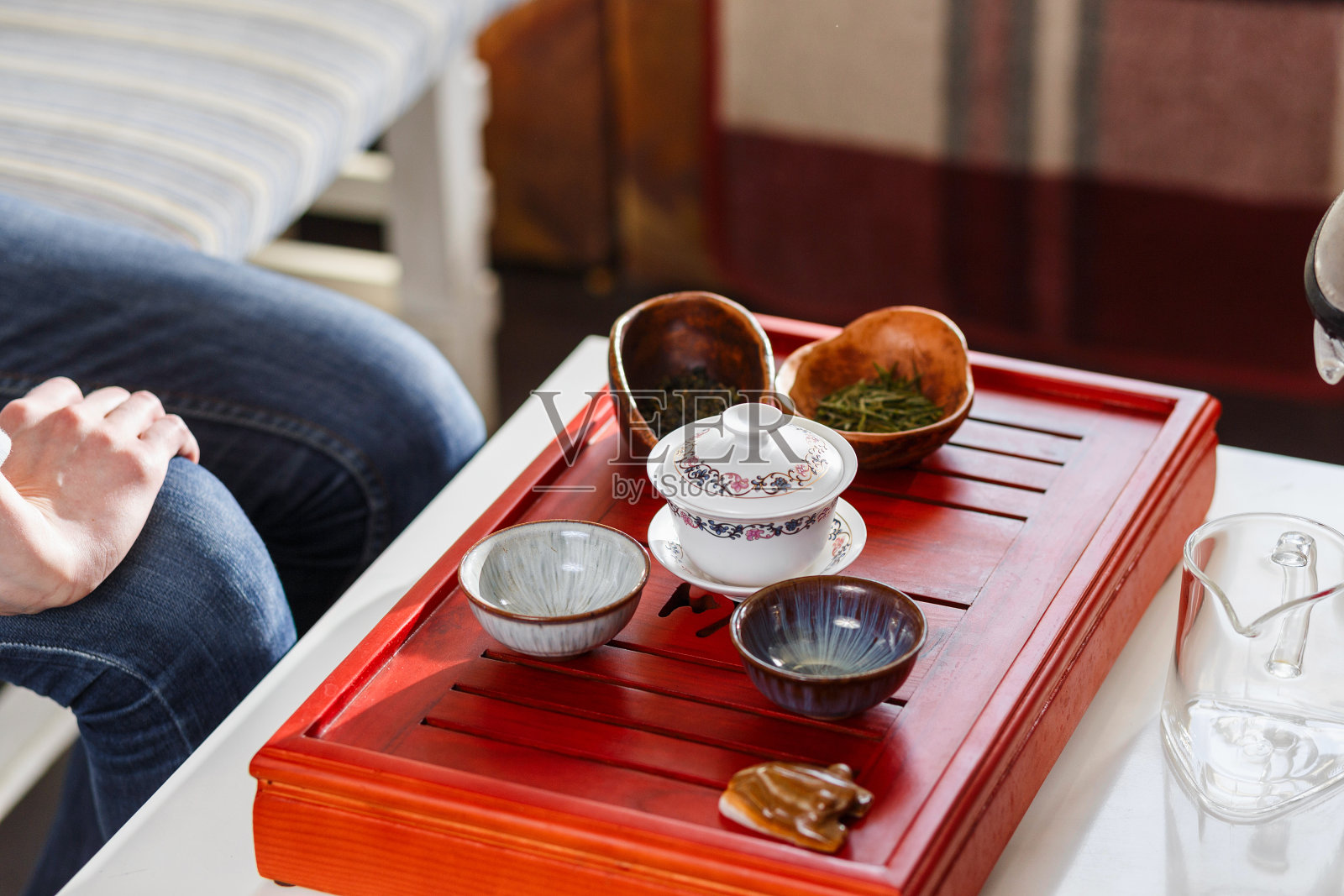 一套茶壶，三种茶和两个碗照片摄影图片