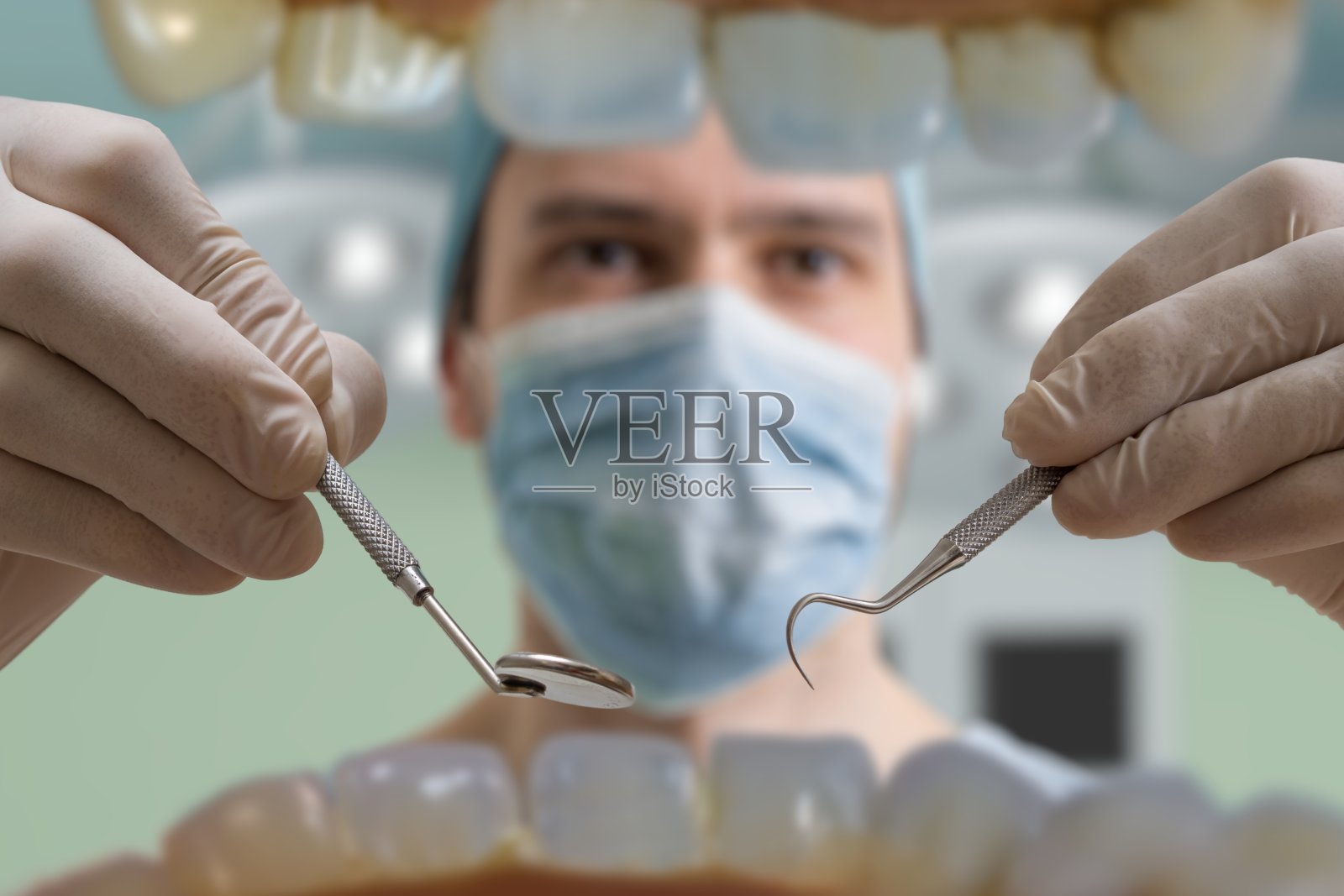 牙科医生使用牙科器械从口腔观察。照片摄影图片