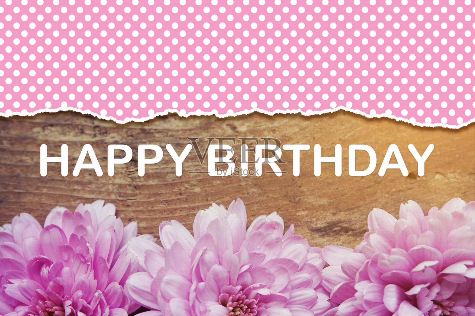 木制的粉红色花朵上写着生日快乐照片摄影图片
