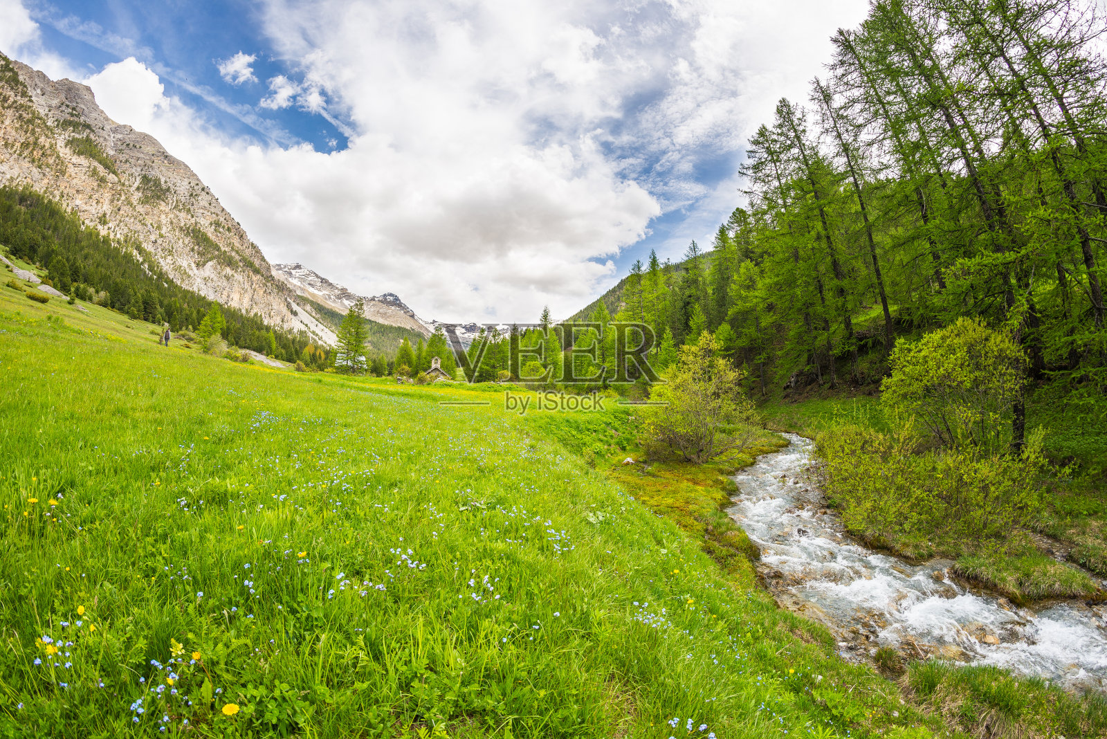 在意大利和法国阿尔卑斯山流动的透明的水照片摄影图片