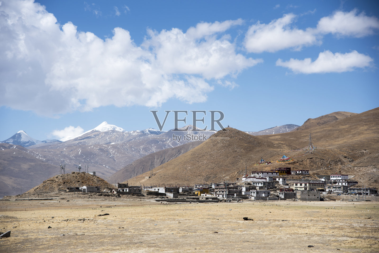 西藏喜马拉雅山的一个小村庄照片摄影图片