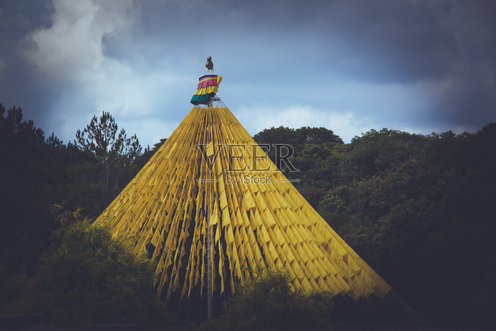 来自Chagdud Gonpa佛寺的经幡旗，Três Coroas，巴西。照片摄影图片