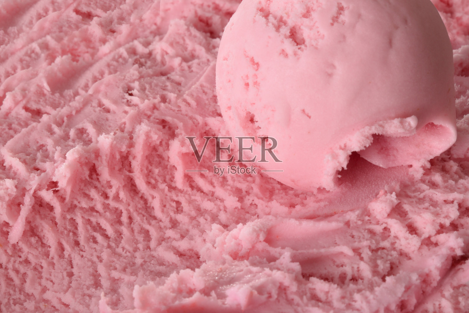 草莓冰淇淋球在冰淇淋容器顶部细节照片摄影图片