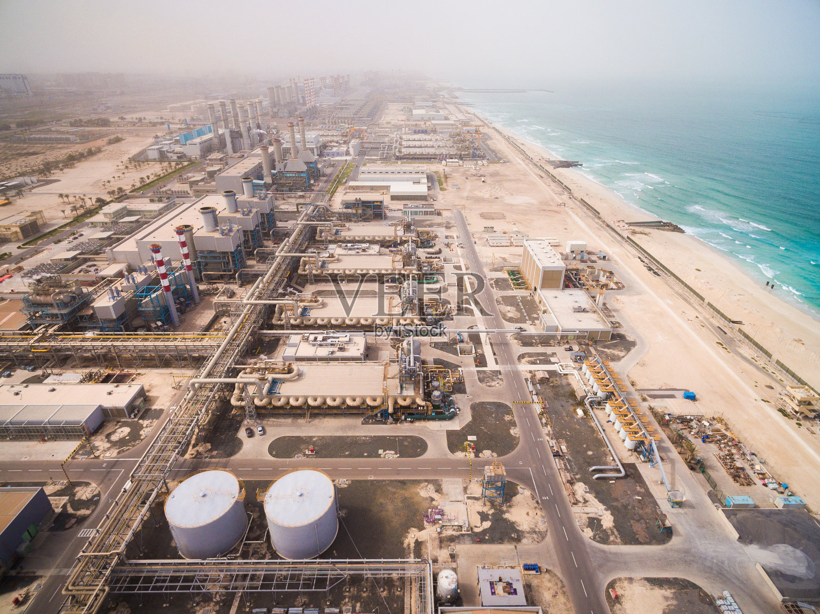 阿联酋迪拜海岸上一座巨大发电厂的鸟瞰图照片摄影图片