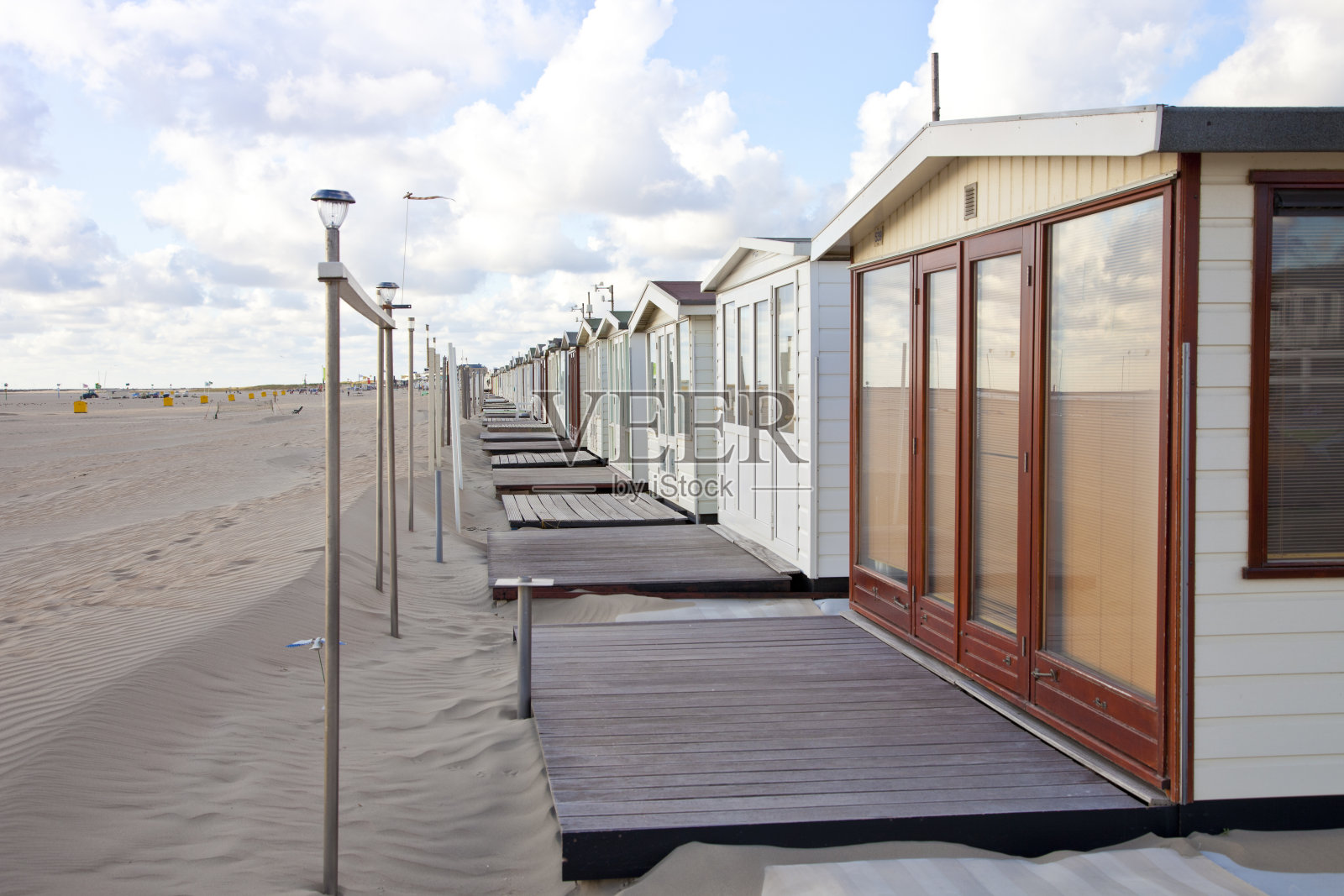 荷兰IJmuiden海滩上的房子照片摄影图片
