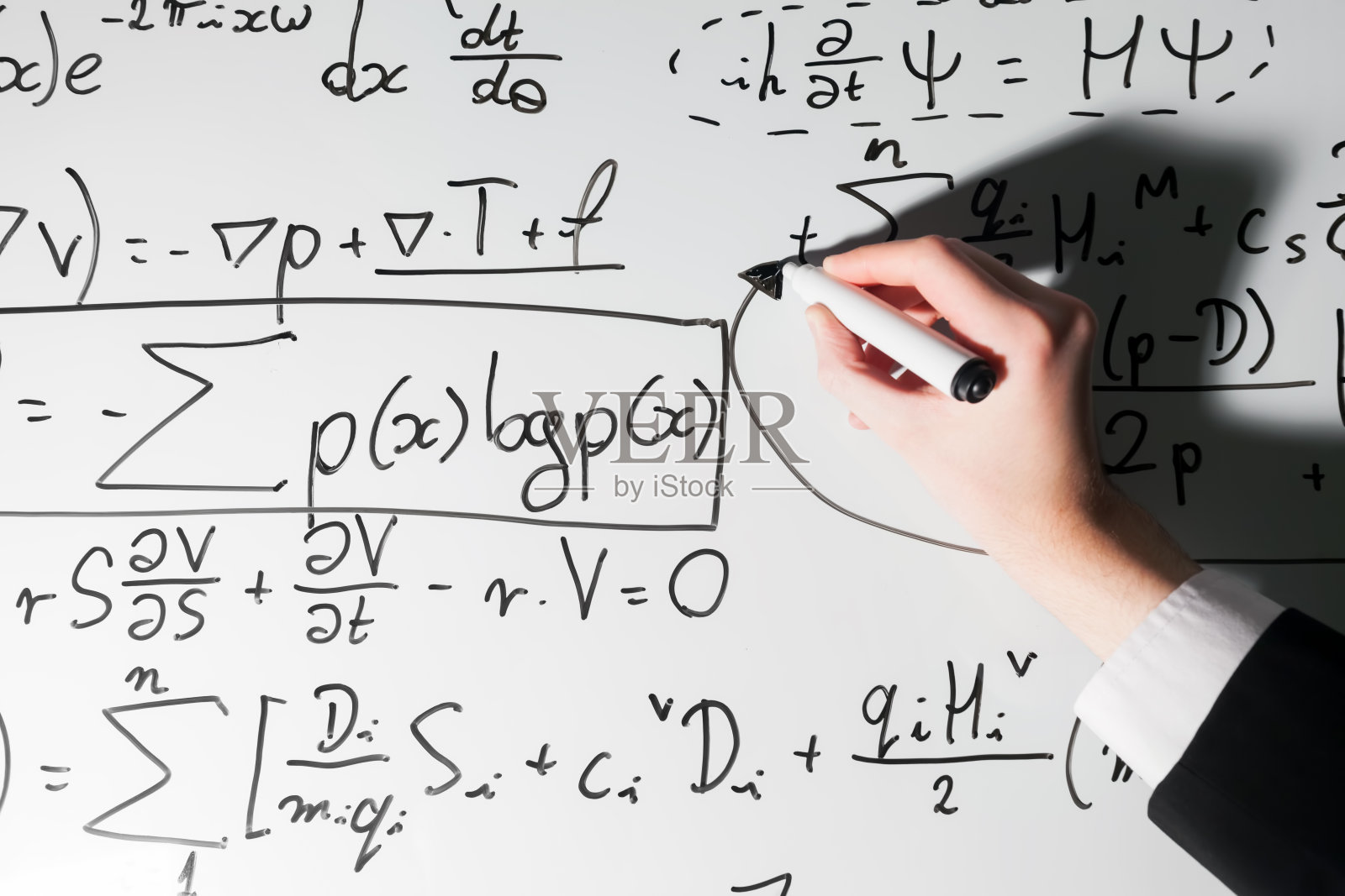 在白板上写复杂数学公式的人。数学和科学照片摄影图片