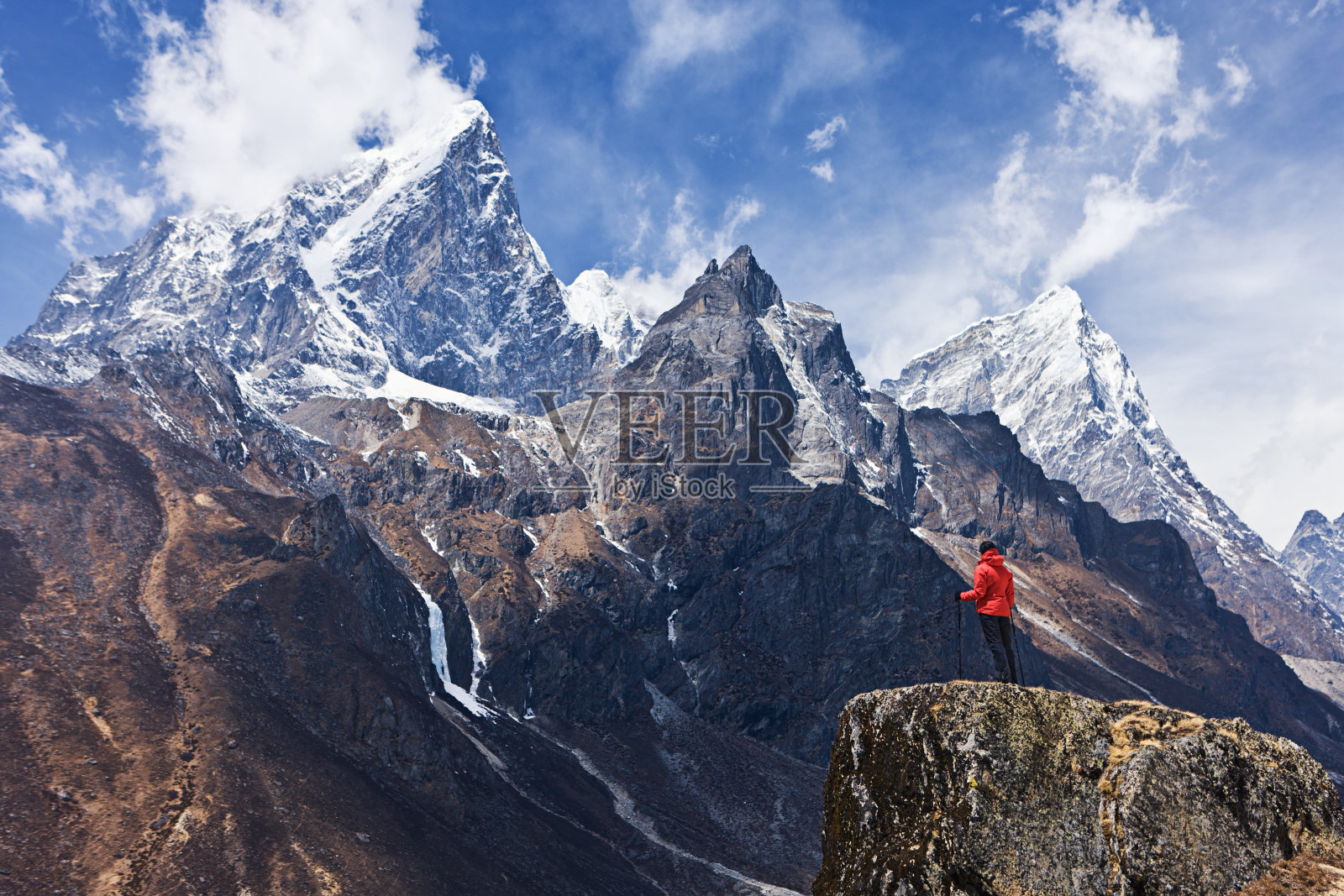 妇女看山，珠穆朗玛峰国家公园照片摄影图片