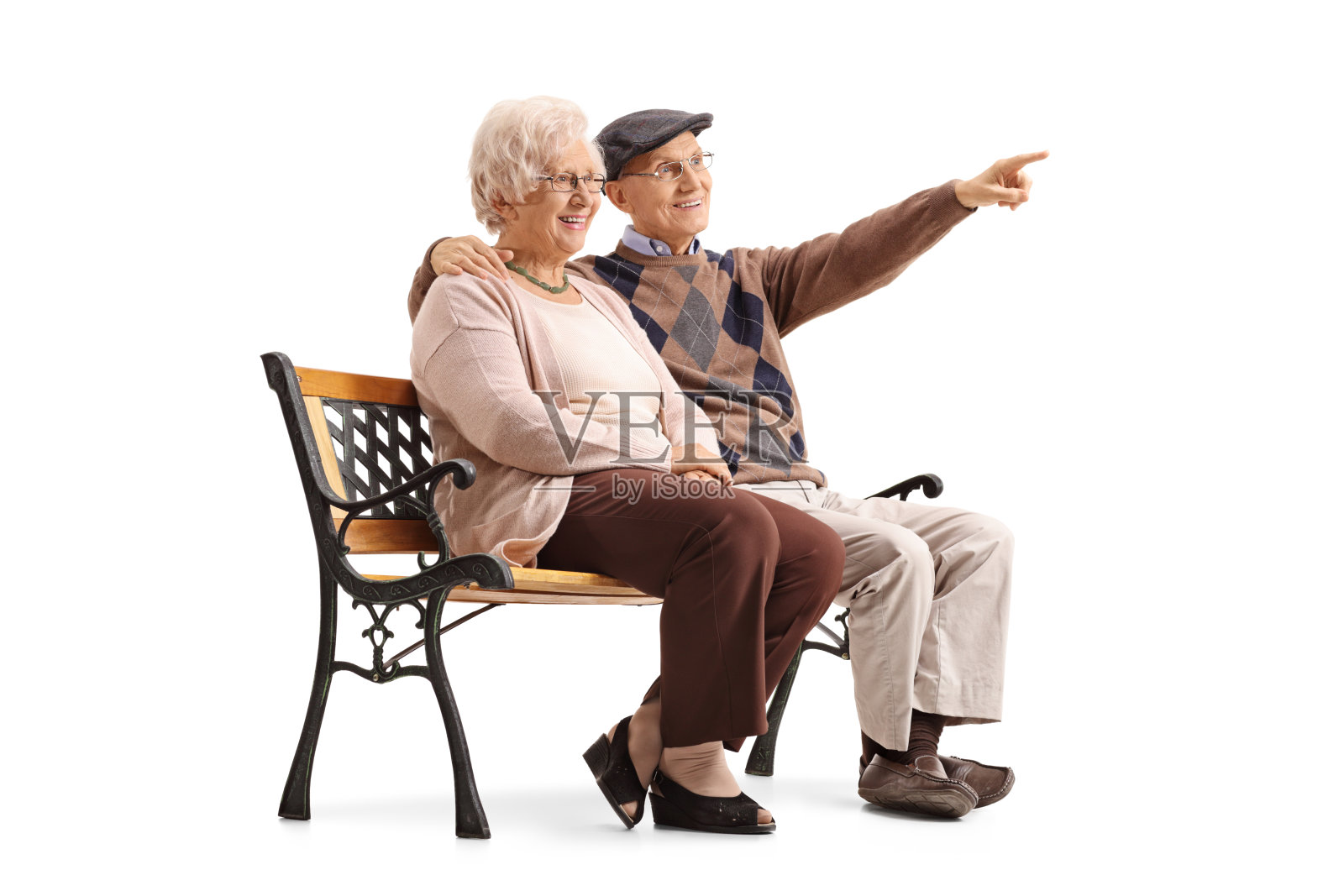 成熟的男人和女人坐在长椅上，男人指着照片摄影图片