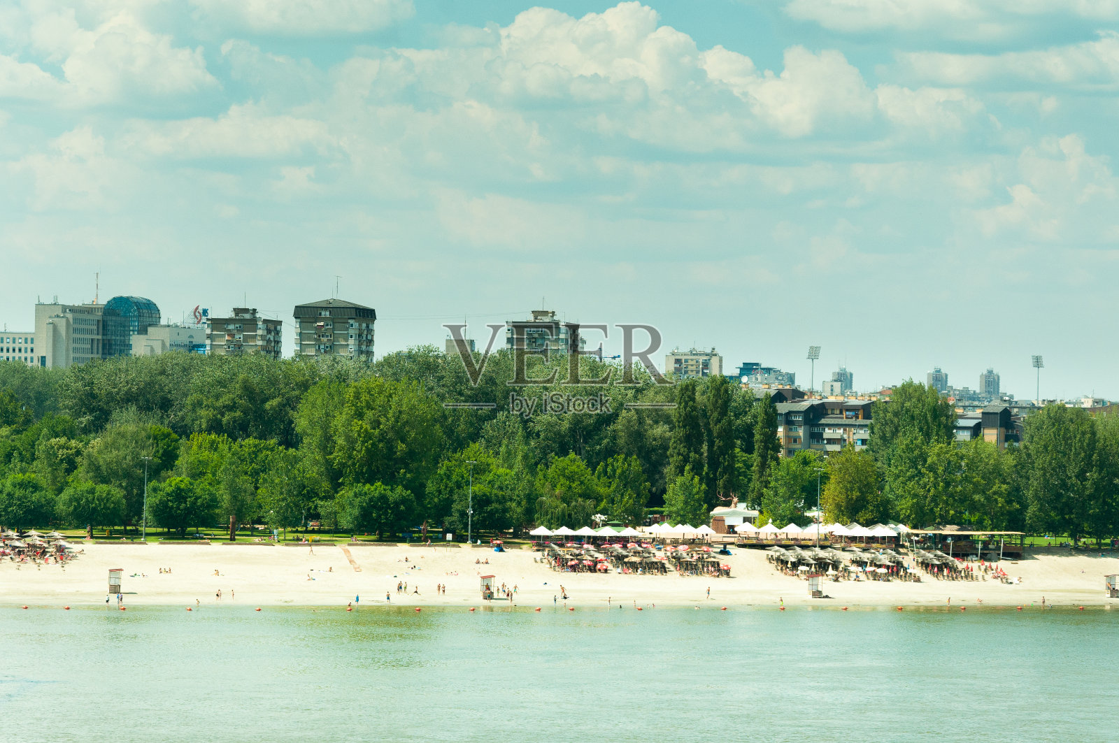 多瑙河上的城市海滩上的人们与多瑙河的天空背景。塞尔维亚诺维萨德,。照片摄影图片