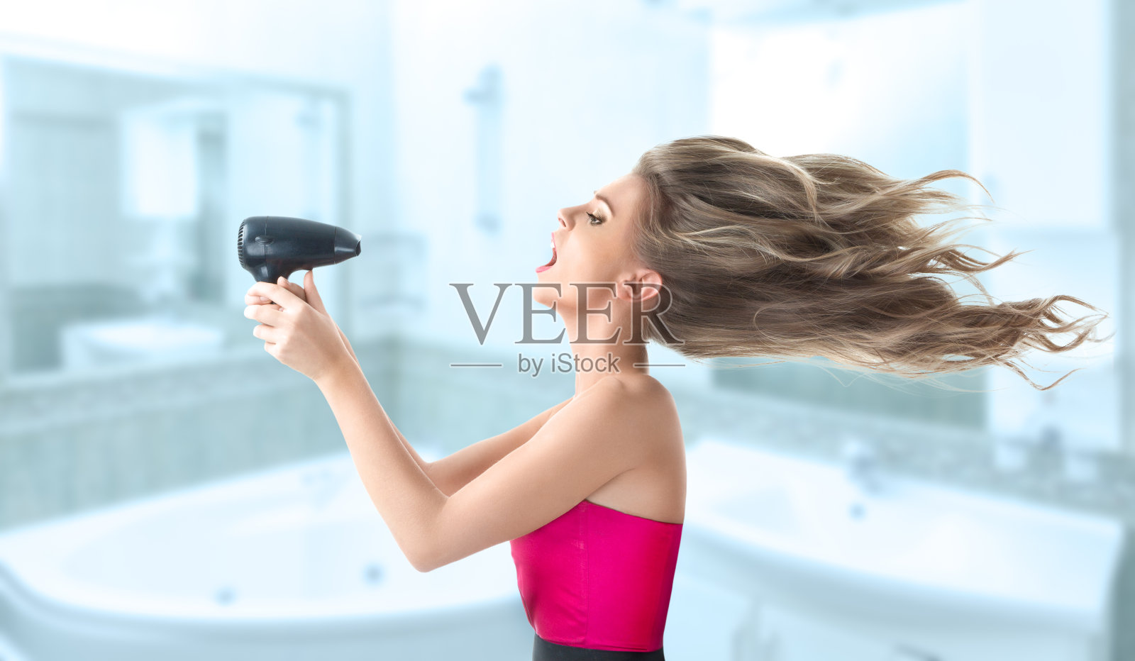 女人烘干头发照片摄影图片