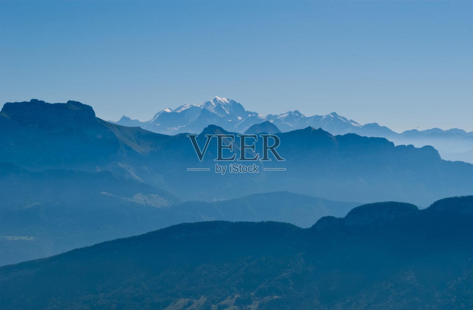 从法国沙蒂永克里特看到的山脉和勃朗峰照片摄影图片