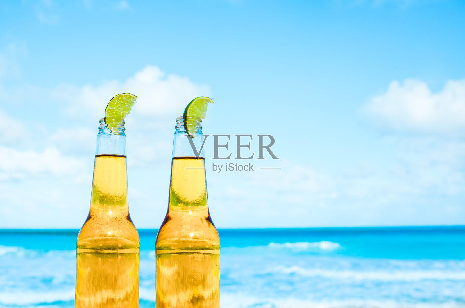 沙滩上的啤酒照片摄影图片