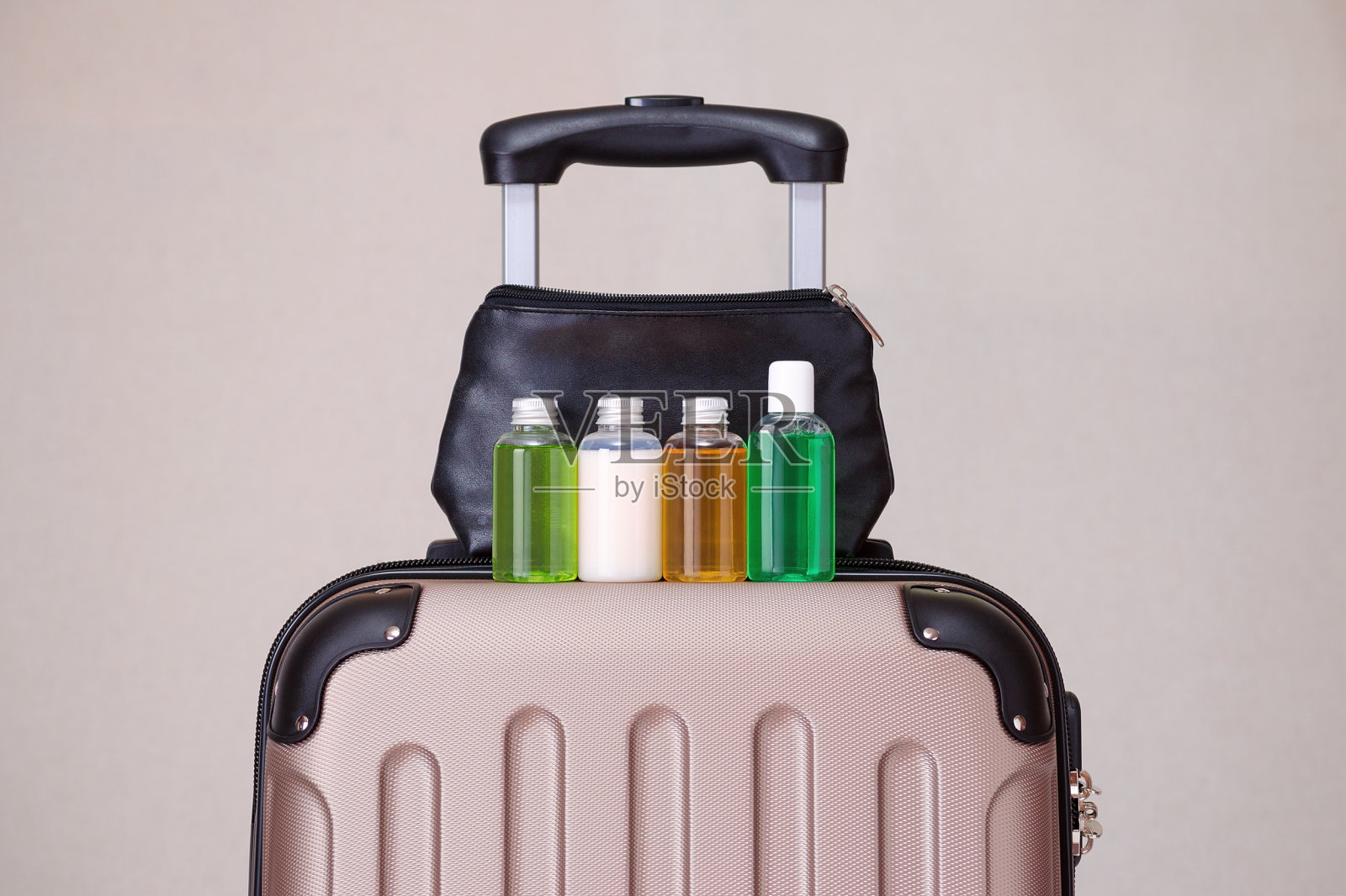 旅行洗漱用品，小塑料瓶的卫生用品在行李箱上照片摄影图片