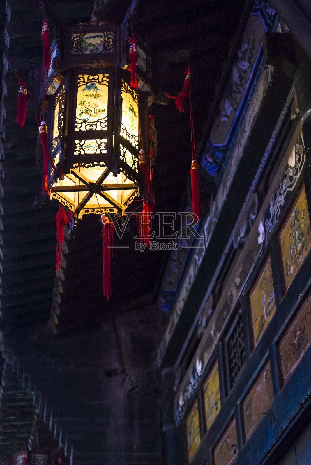 中国山西省平遥，中国传统的灯笼挂在屋前照片摄影图片