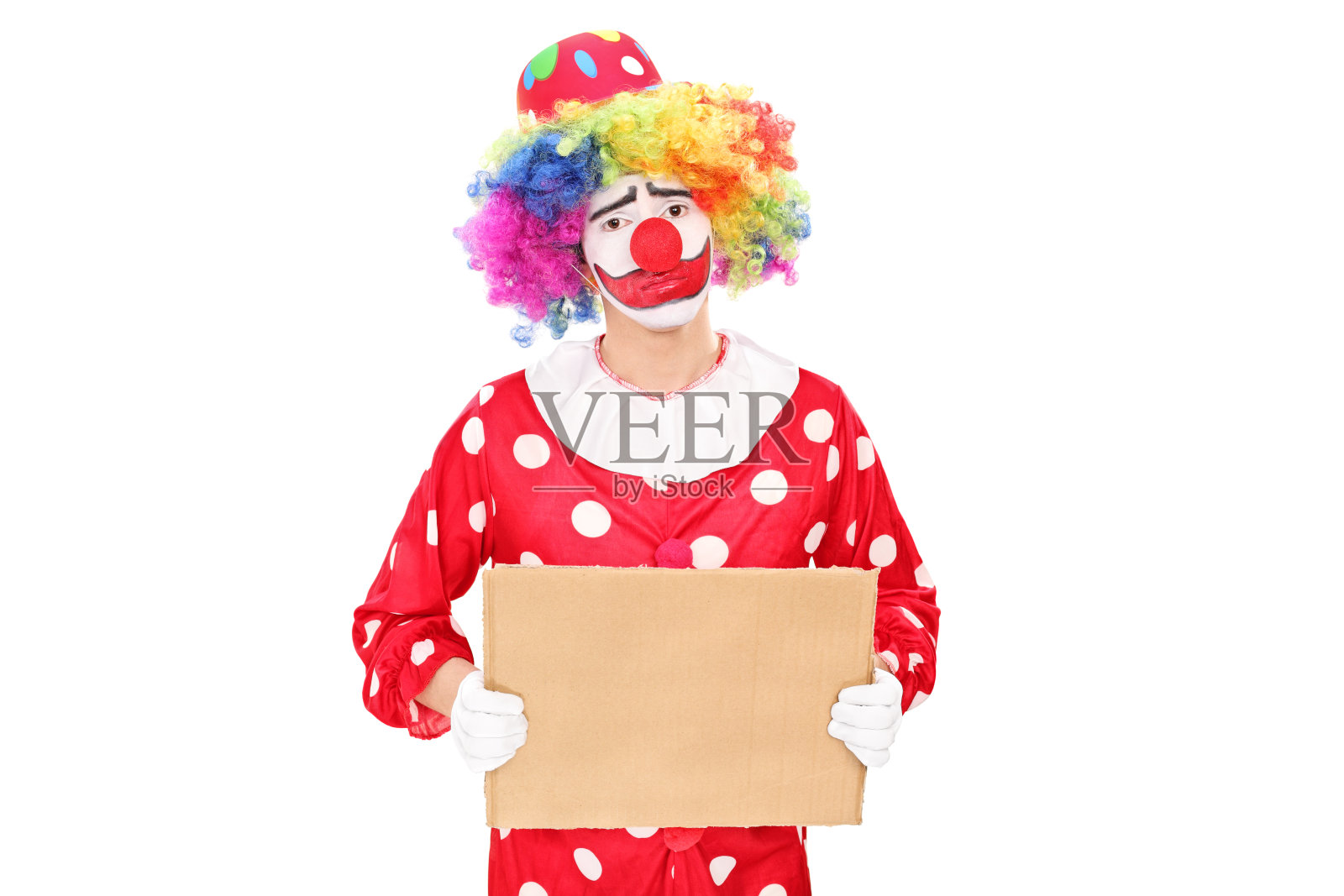悲伤的男性小丑举着空白的纸盒标志照片摄影图片