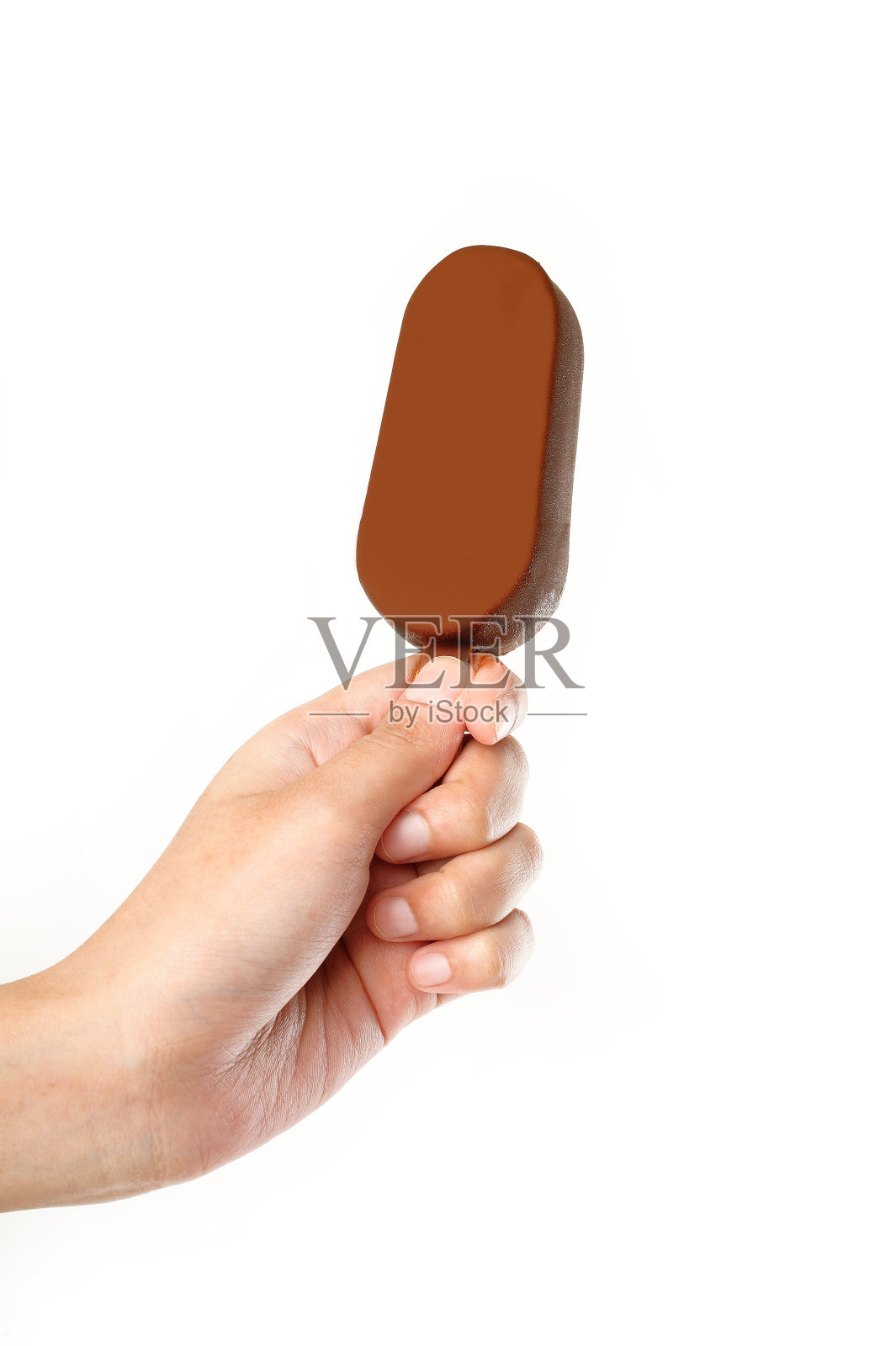 手里拿着巧克力香草冰淇淋照片摄影图片