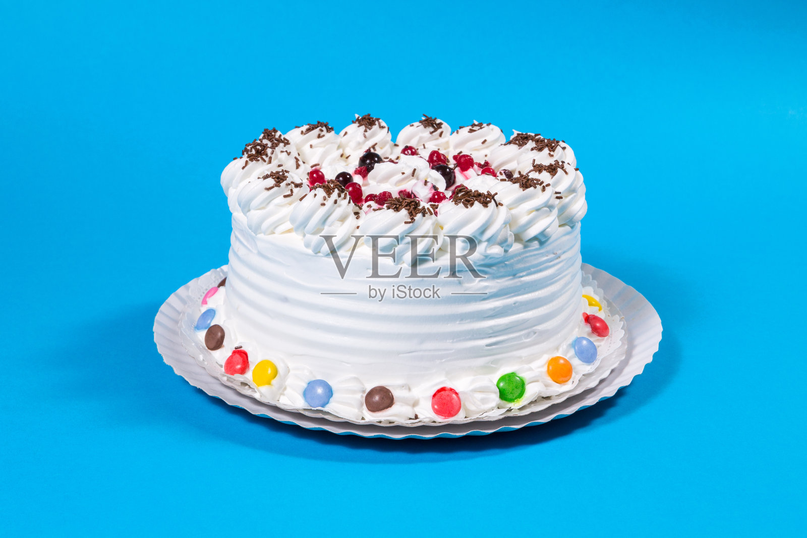 美味的奶油生日蛋糕，彩色糖果装饰照片摄影图片