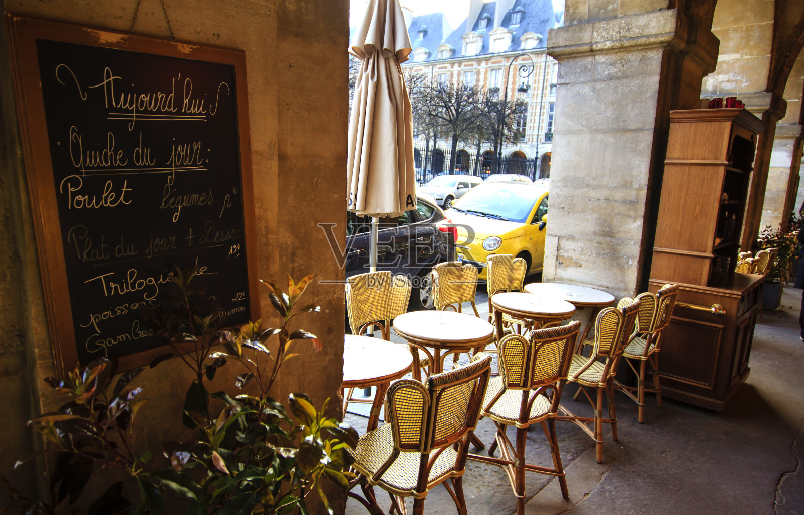 Café，在巴黎玛莱孚日广场照片摄影图片