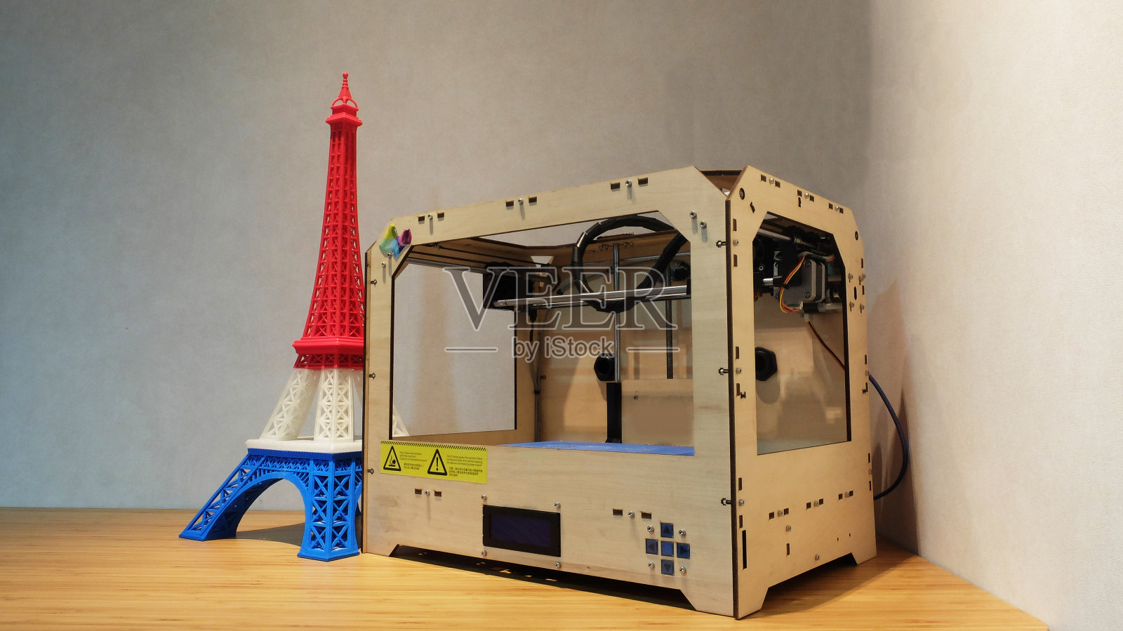 用3D打印机打印埃菲尔铁塔模型照片摄影图片