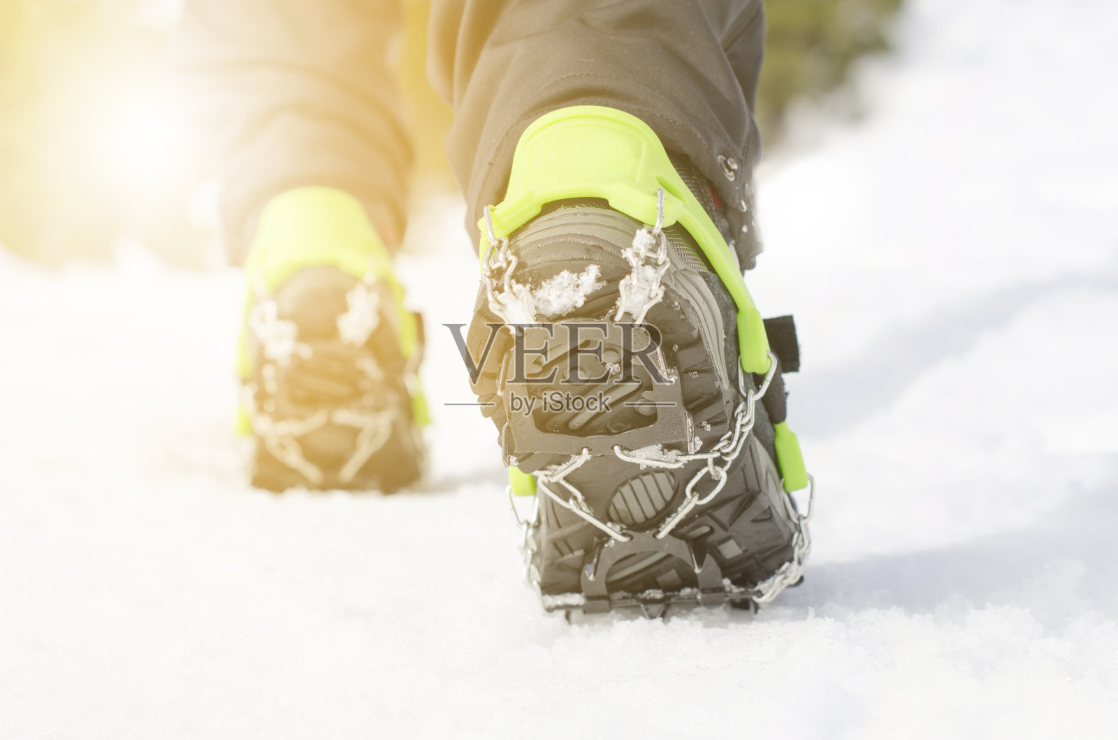 登山靴与设备为冰在雪的背景。照片摄影图片