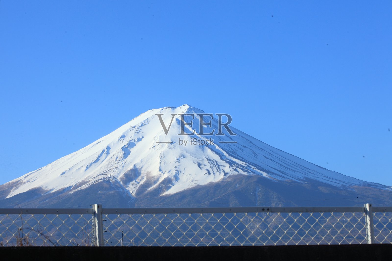 白雪皑皑的富士山背景清晰照片摄影图片