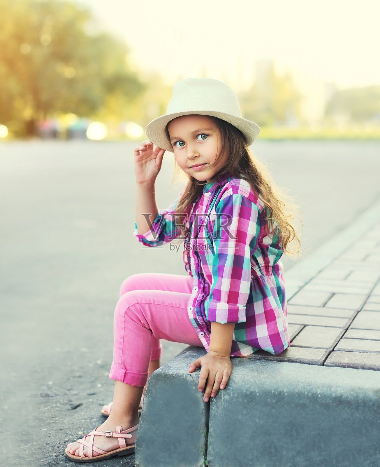 时尚小女孩穿着衬衫和帽子照片摄影图片