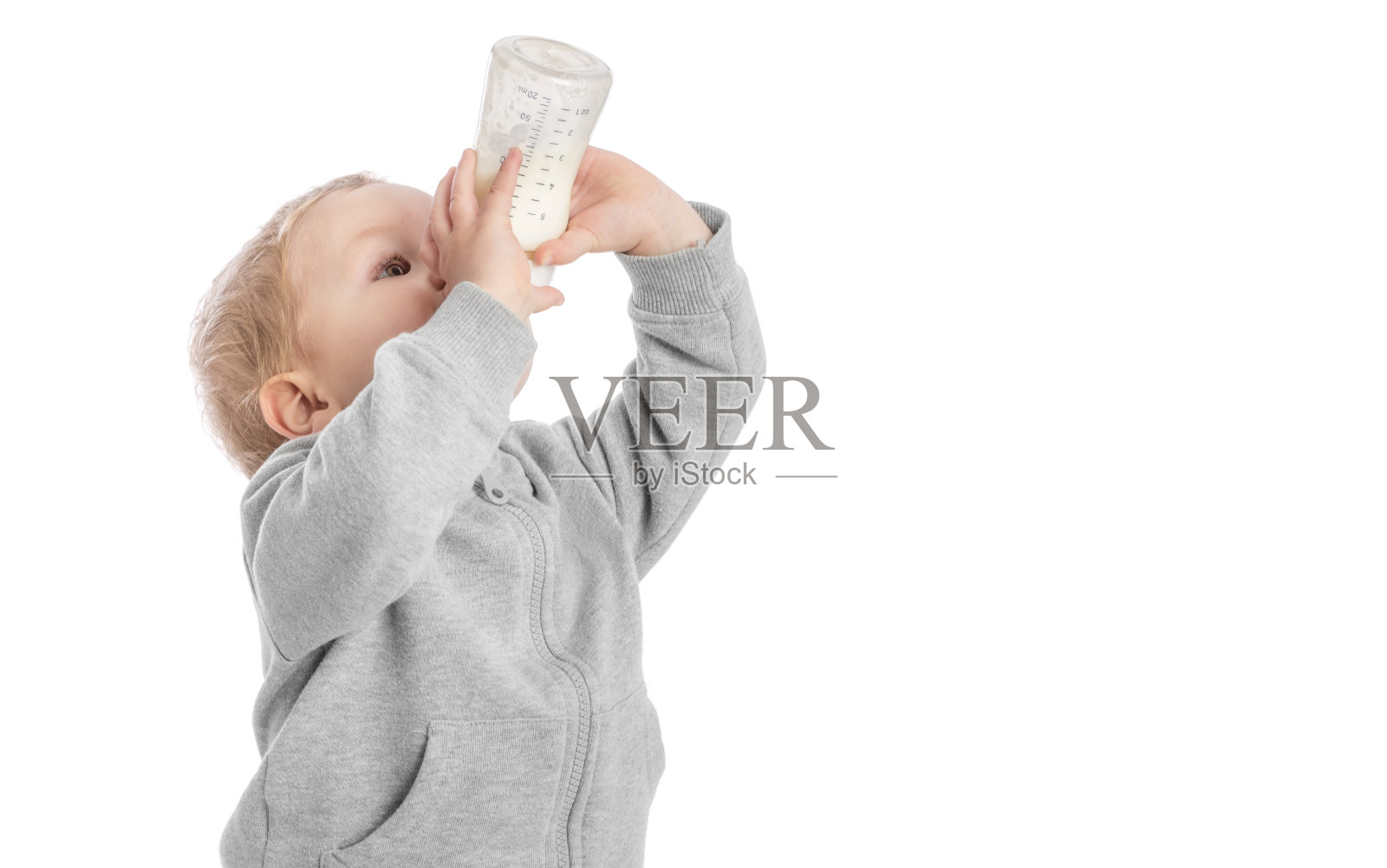 小男孩喝瓶子里的牛奶照片摄影图片