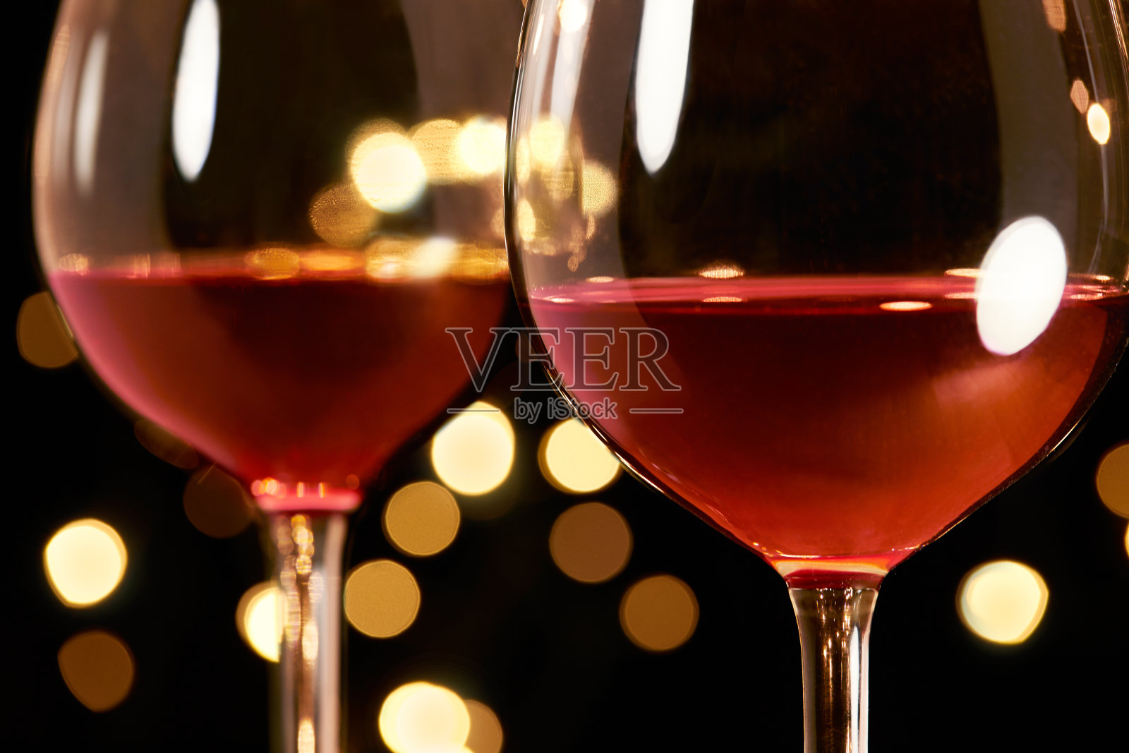 两杯红酒。浪漫晚餐。照片摄影图片