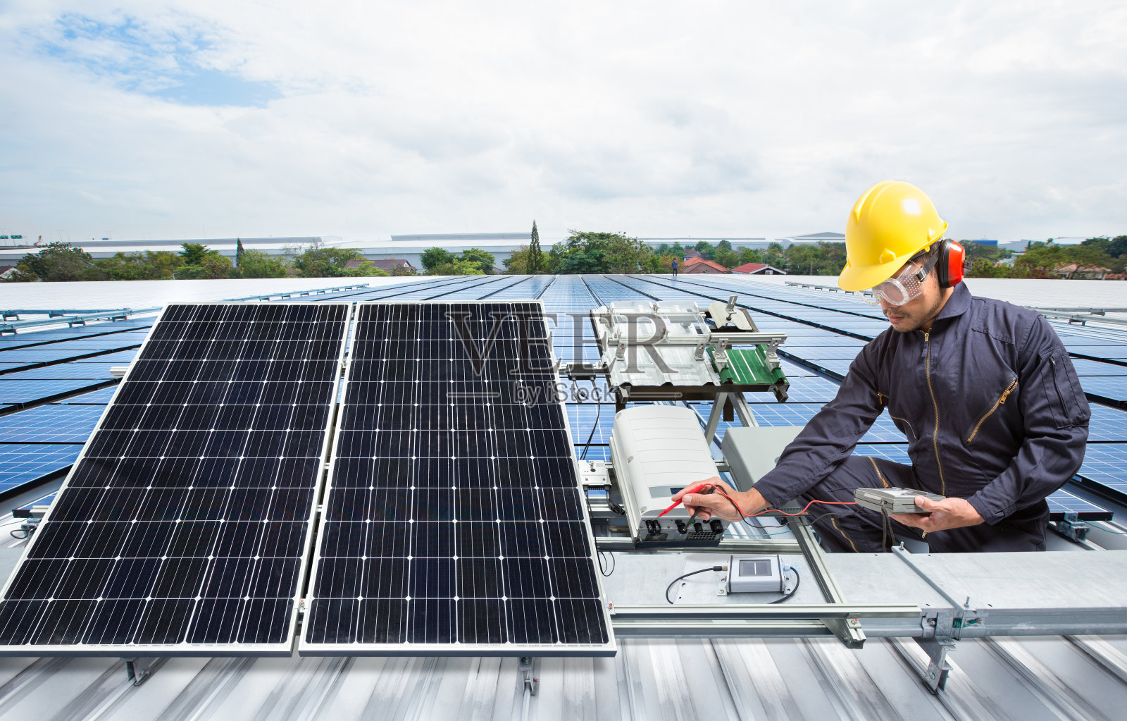 工程师维护工厂屋顶上的太阳能电池板设备照片摄影图片