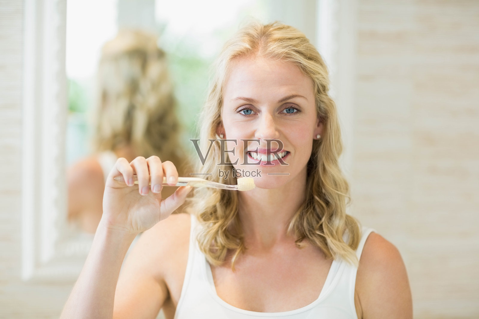 正在刷牙的漂亮女人照片摄影图片