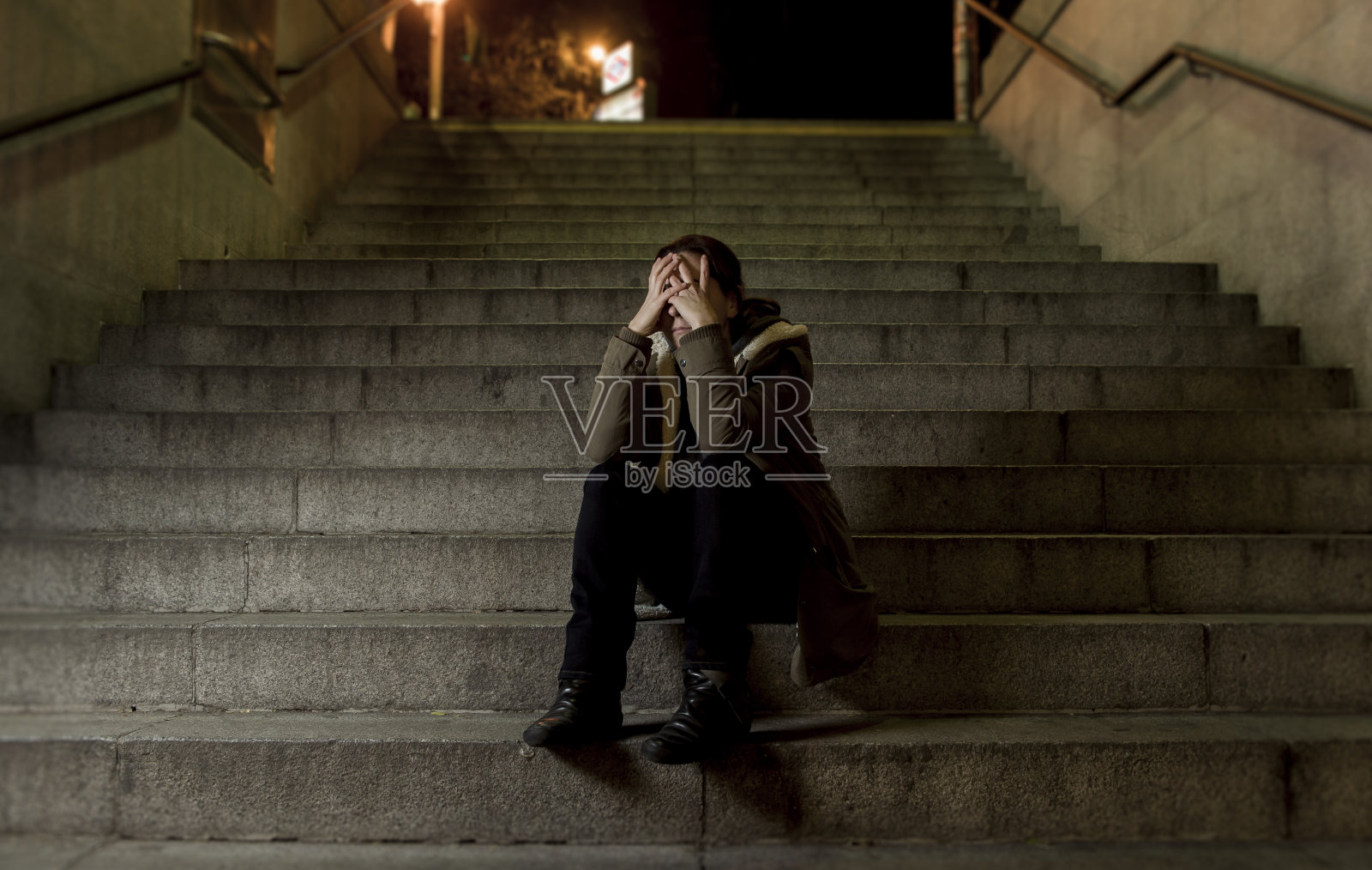悲伤的生病的女人独自在街道地铁楼梯上承受着抑郁照片摄影图片