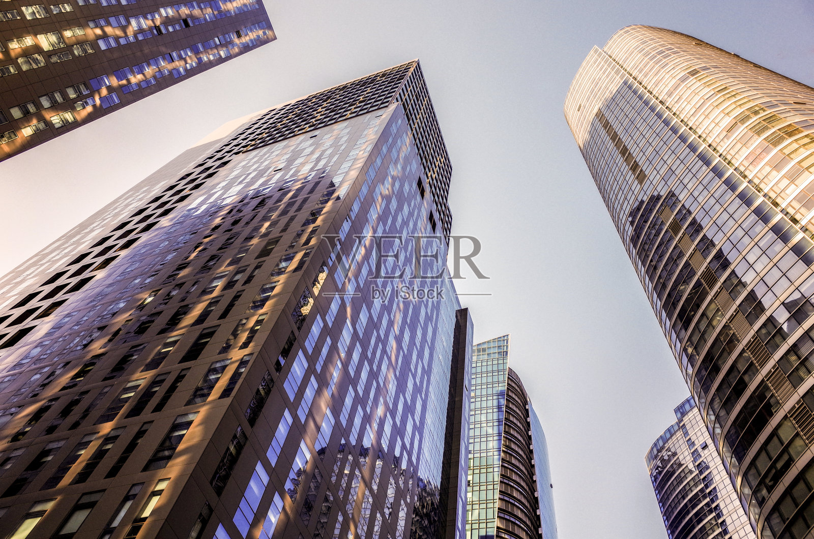 金融区的摩天大楼。蓝天背景下的摩天大楼，照片摄影图片