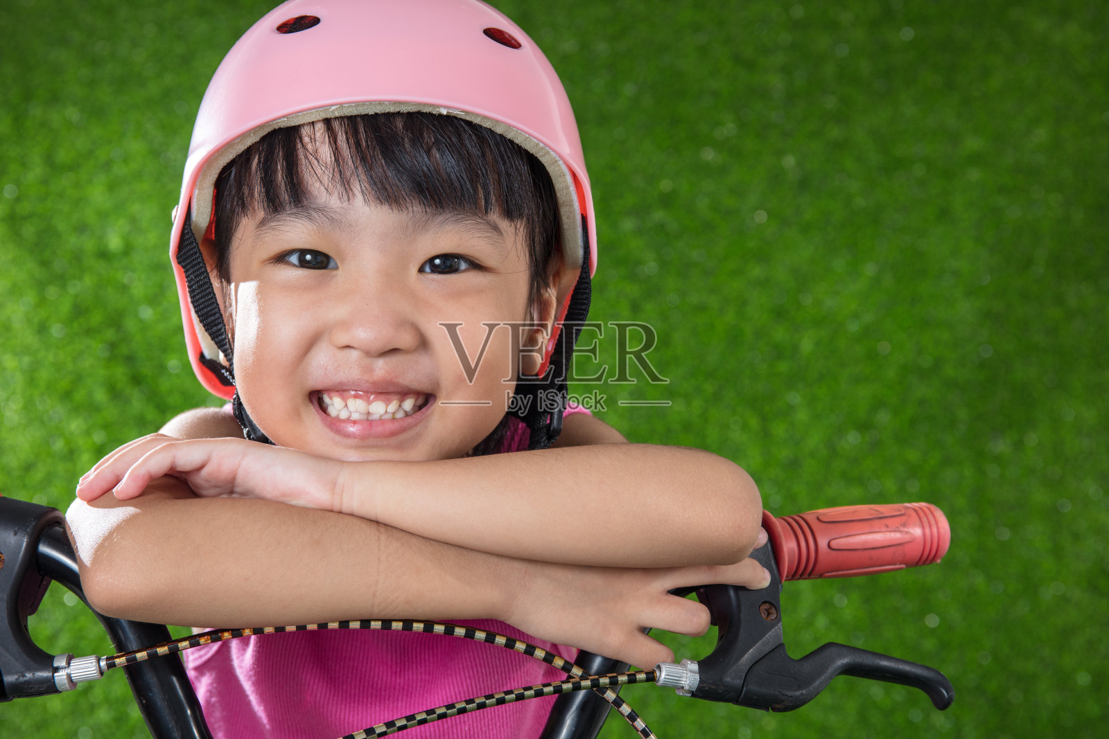 亚洲华人小女孩骑自行车照片摄影图片