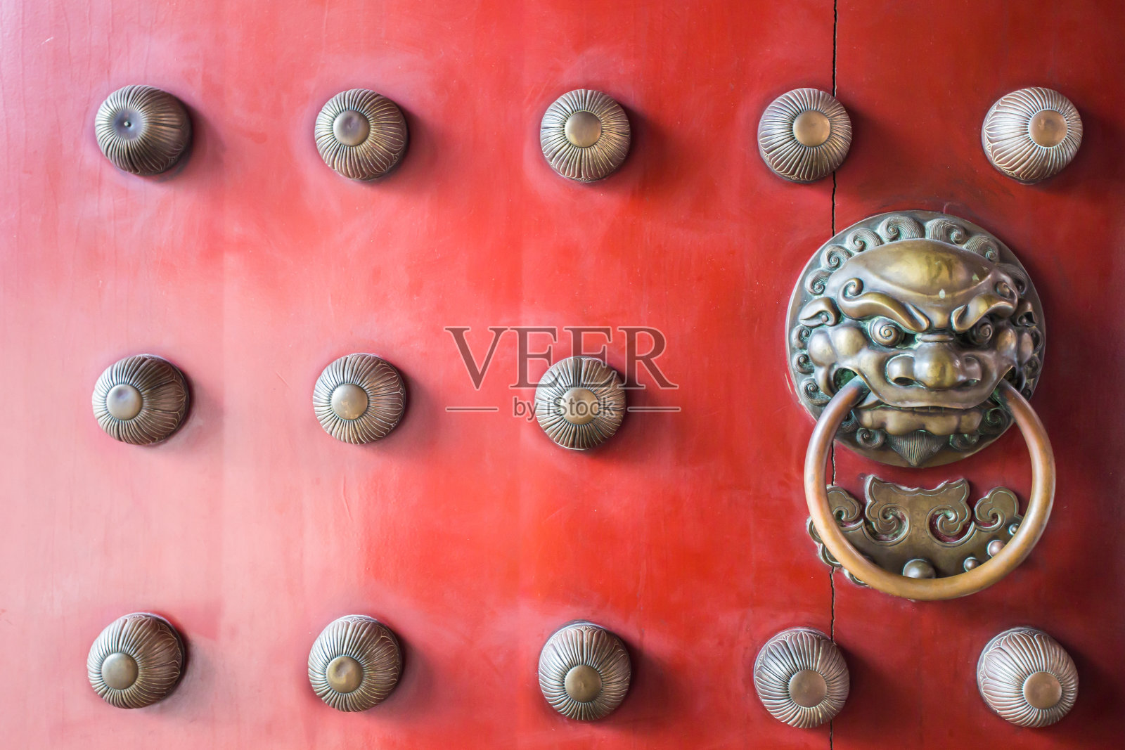 唐人街传统的红色木门守护铜把手照片摄影图片