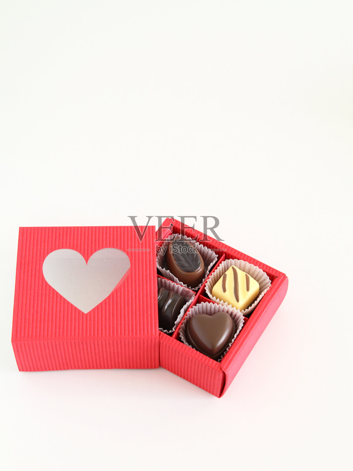 红色心形橱窗和什物巧克力松露情人节礼盒照片摄影图片