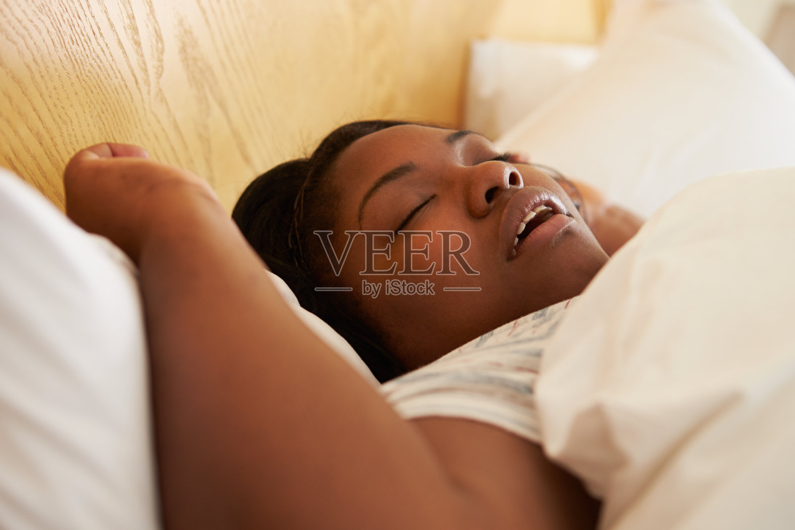 睡在床上打鼾的超重女人照片摄影图片