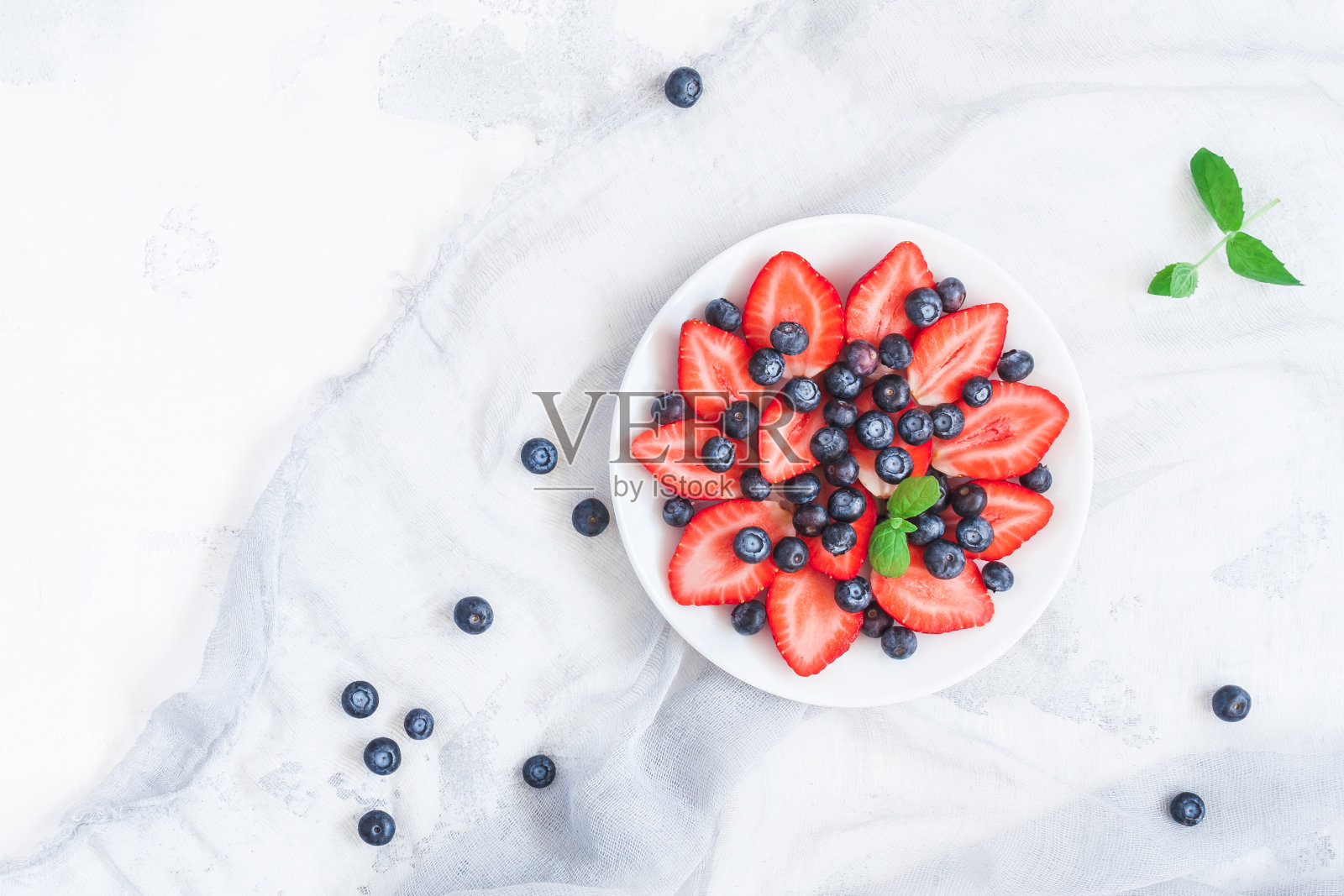草莓和蓝莓水果沙拉。平躺，俯视图照片摄影图片