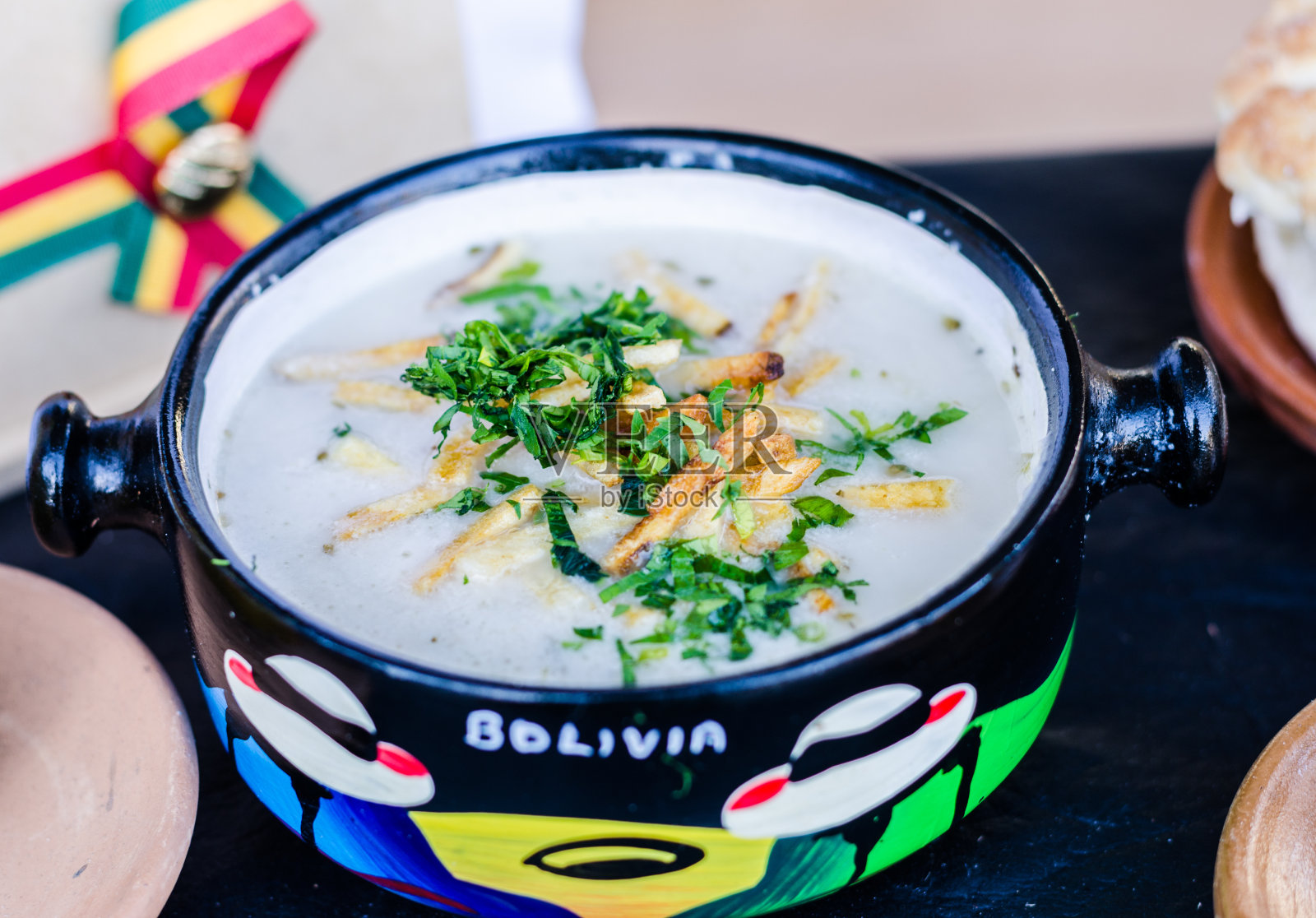 街边小吃市场的传统玻利维亚奶油花生汤照片摄影图片