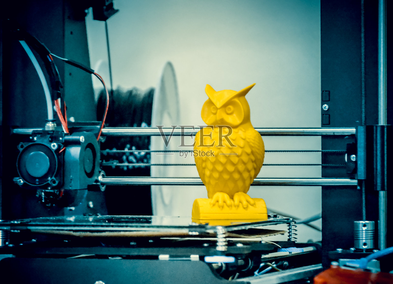 现代3D打印机打印人物特写。照片摄影图片