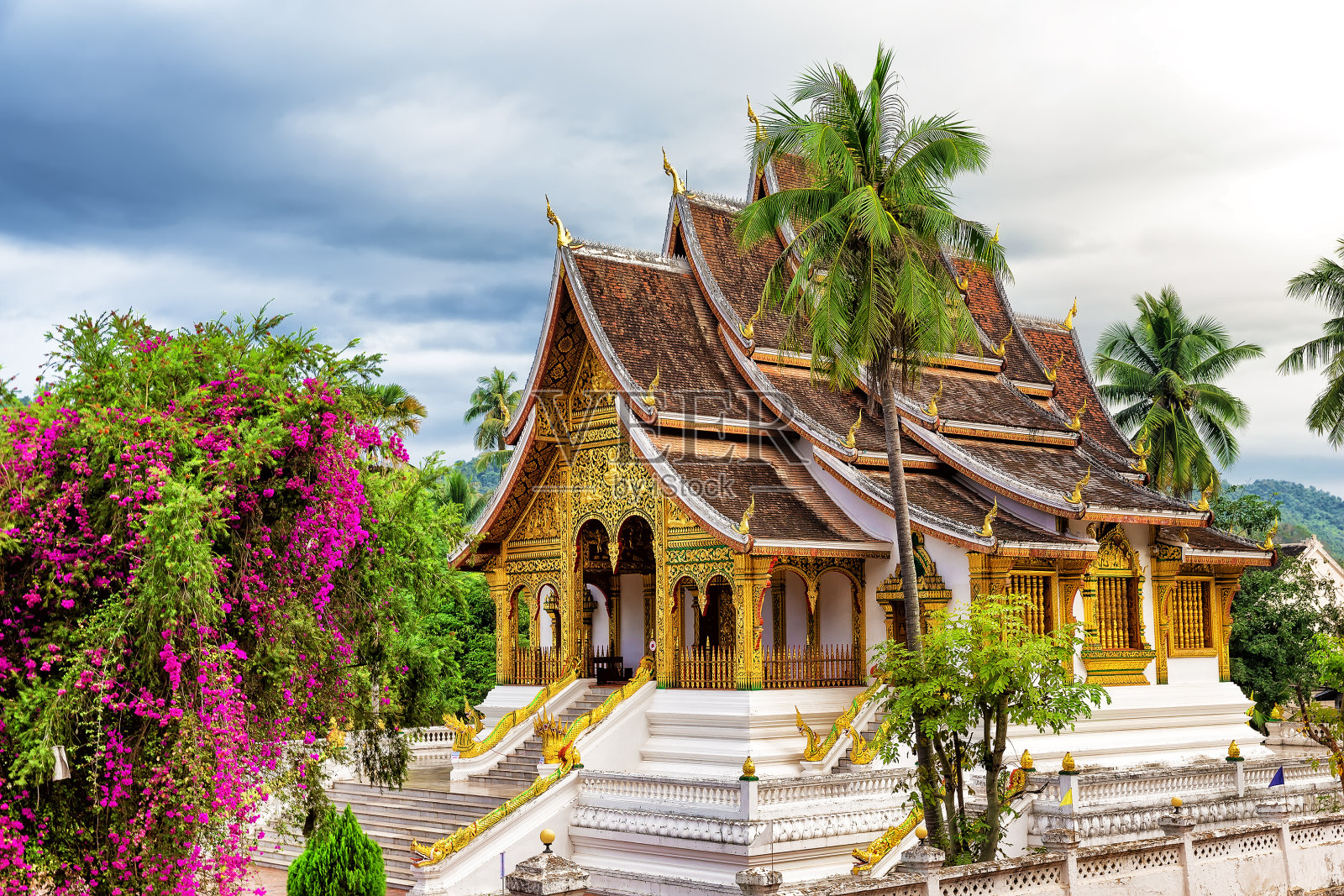 老挝琅勃拉邦，仙通寺照片摄影图片