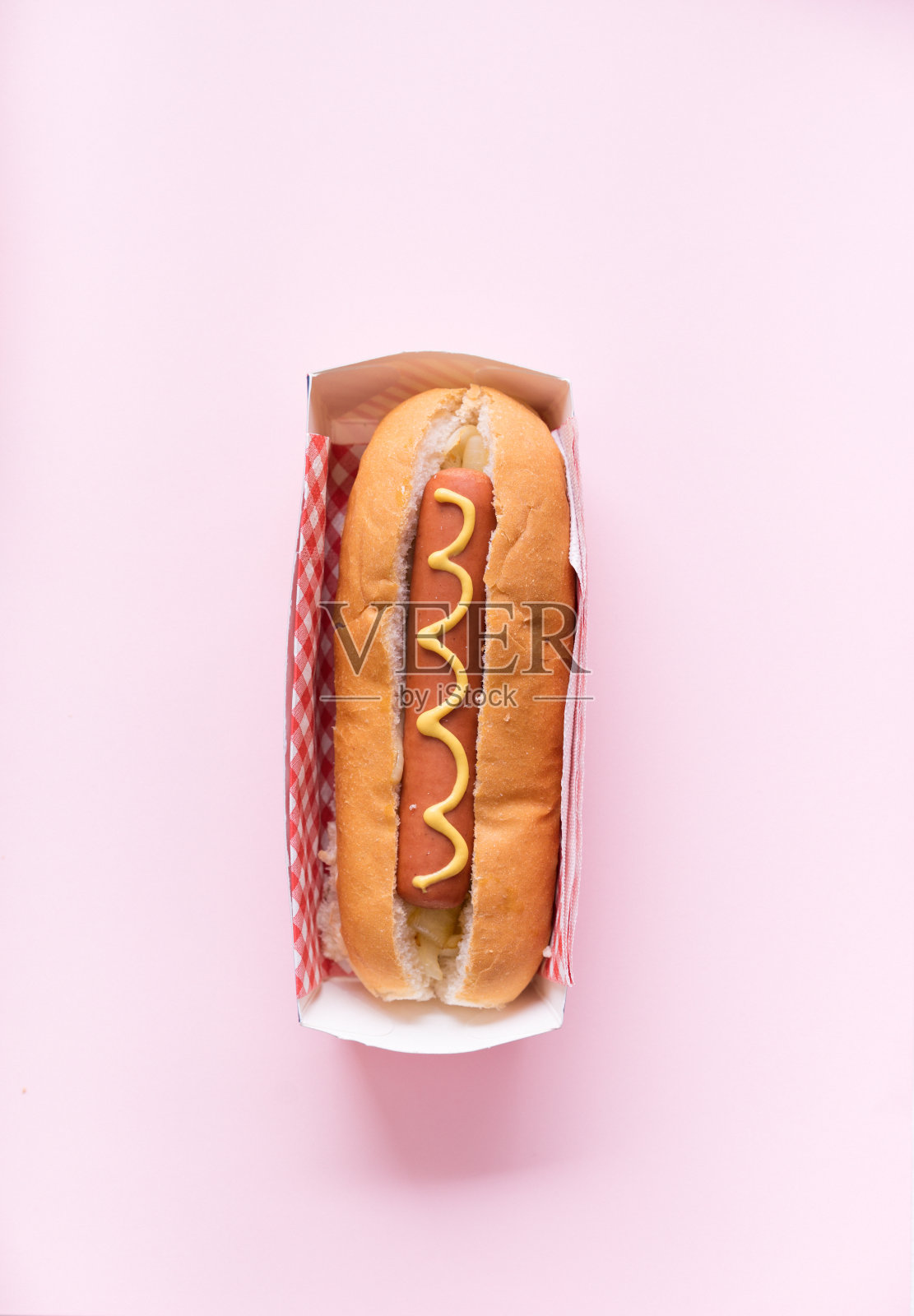 粉彩背景的热狗面包。照片摄影图片